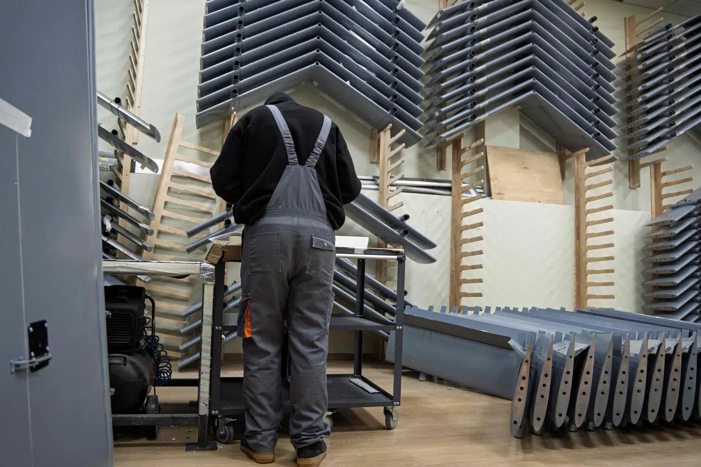 En ansat samler droner på en fabrik et ukendt sted i Ukraine, der har opbygget en stor ekspertise inden for blandt andet droner i den snart fire år lange krig med Rusland. (Arkivfoto).