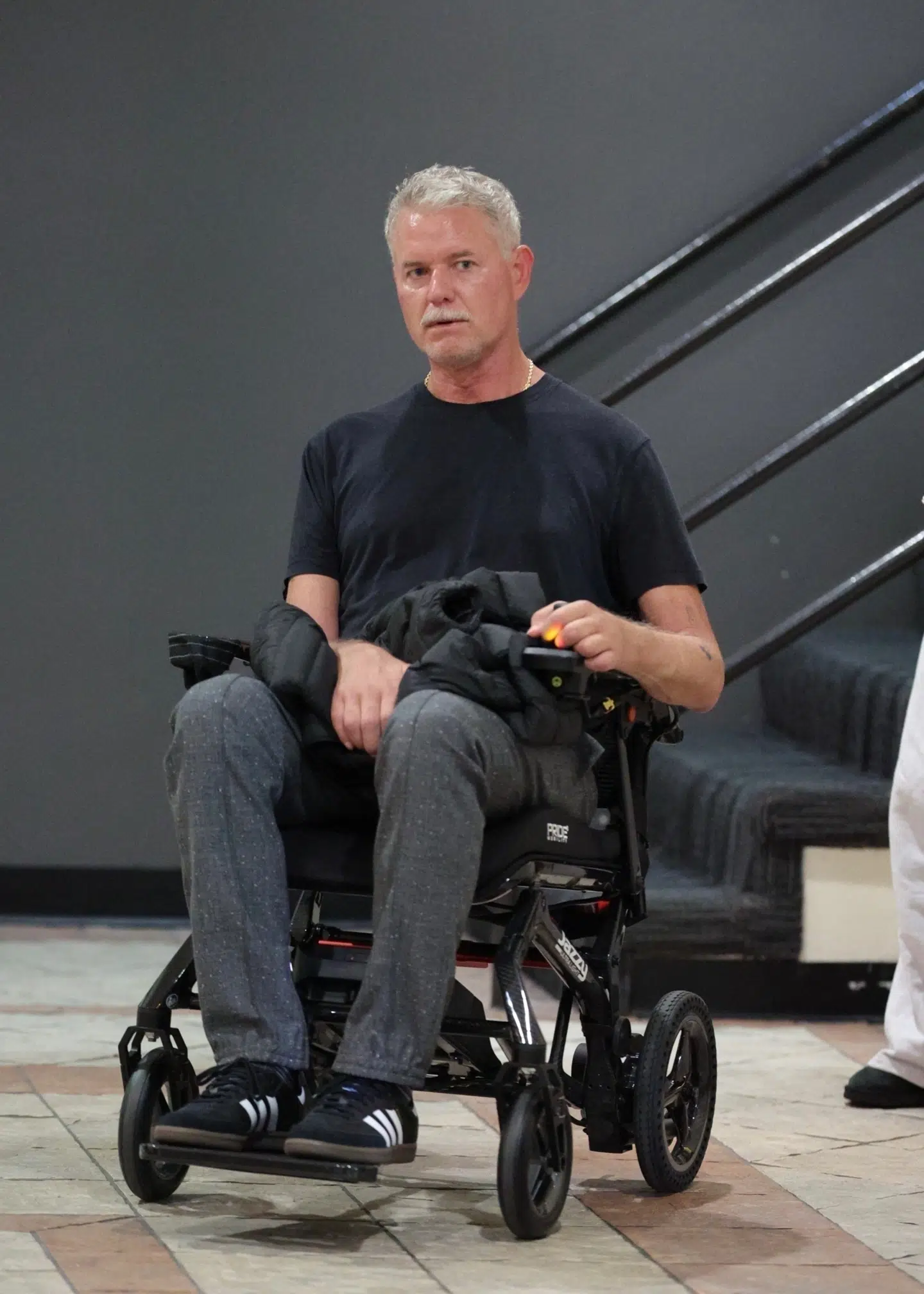 Eric Dane blev fotograferet i LAX-lufthavnen i november 2025.