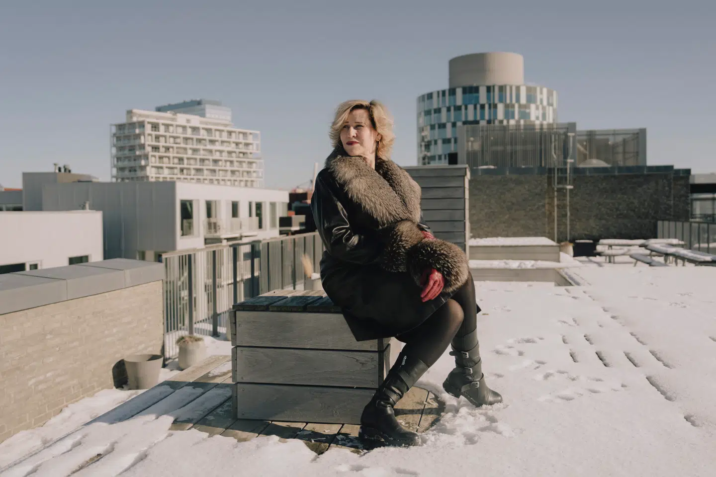 Emilia van Hauen kalder sig en flat ager, men afviser at være i aldersbenægtelse: »Det handler ikke en pind om ungdom, men om et opgør med forestillingen om, hvad alder gør ved os, og at alder i sidste ende altid er negativt,« siger hun.