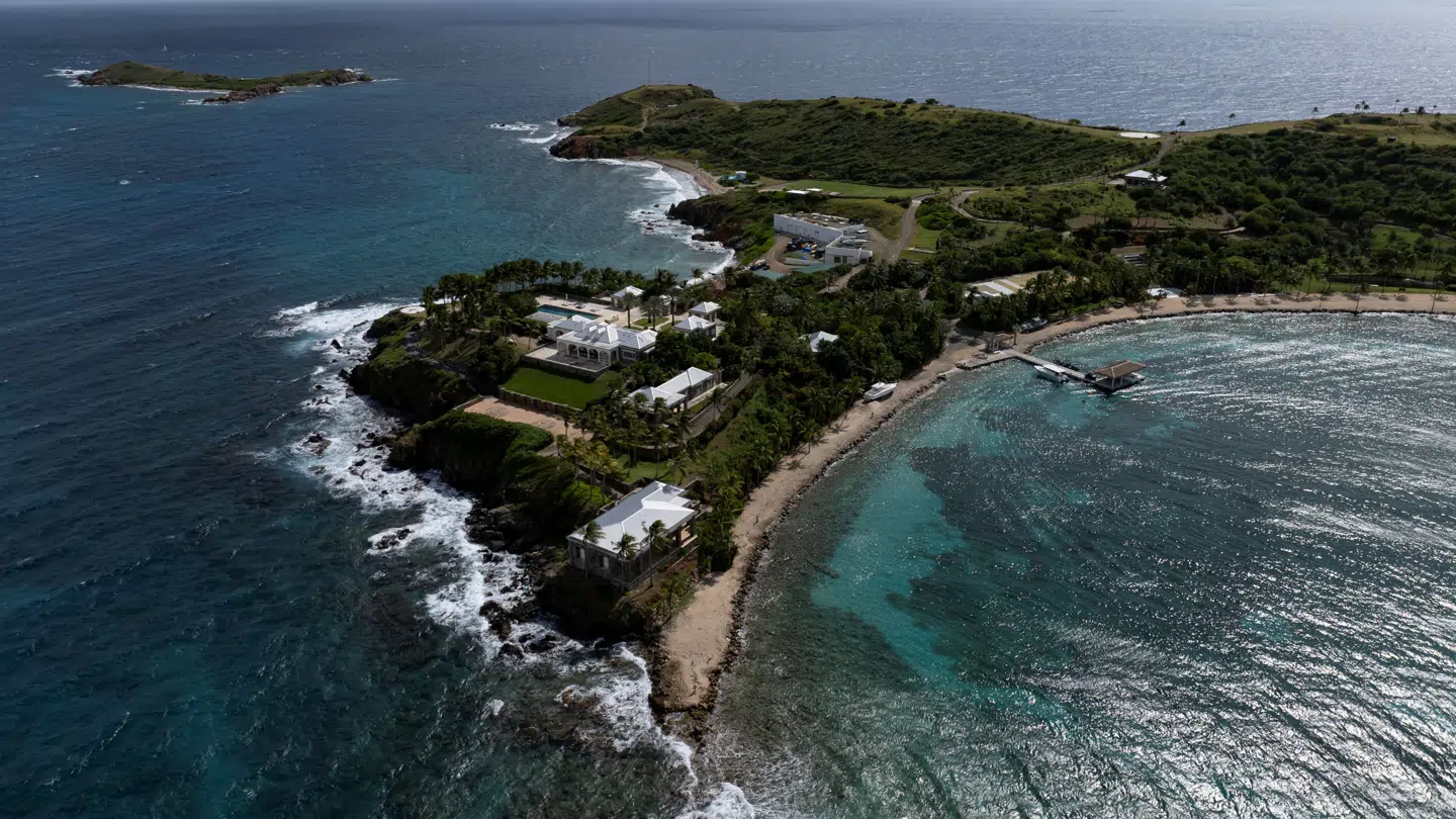 Et dronebillede viser Little St. James, en lille privat ø, der tidligere var ejet af den afdøde finansmand Jeffrey Epstein og senere blev solgt af hans bo for at afvikle retssager.