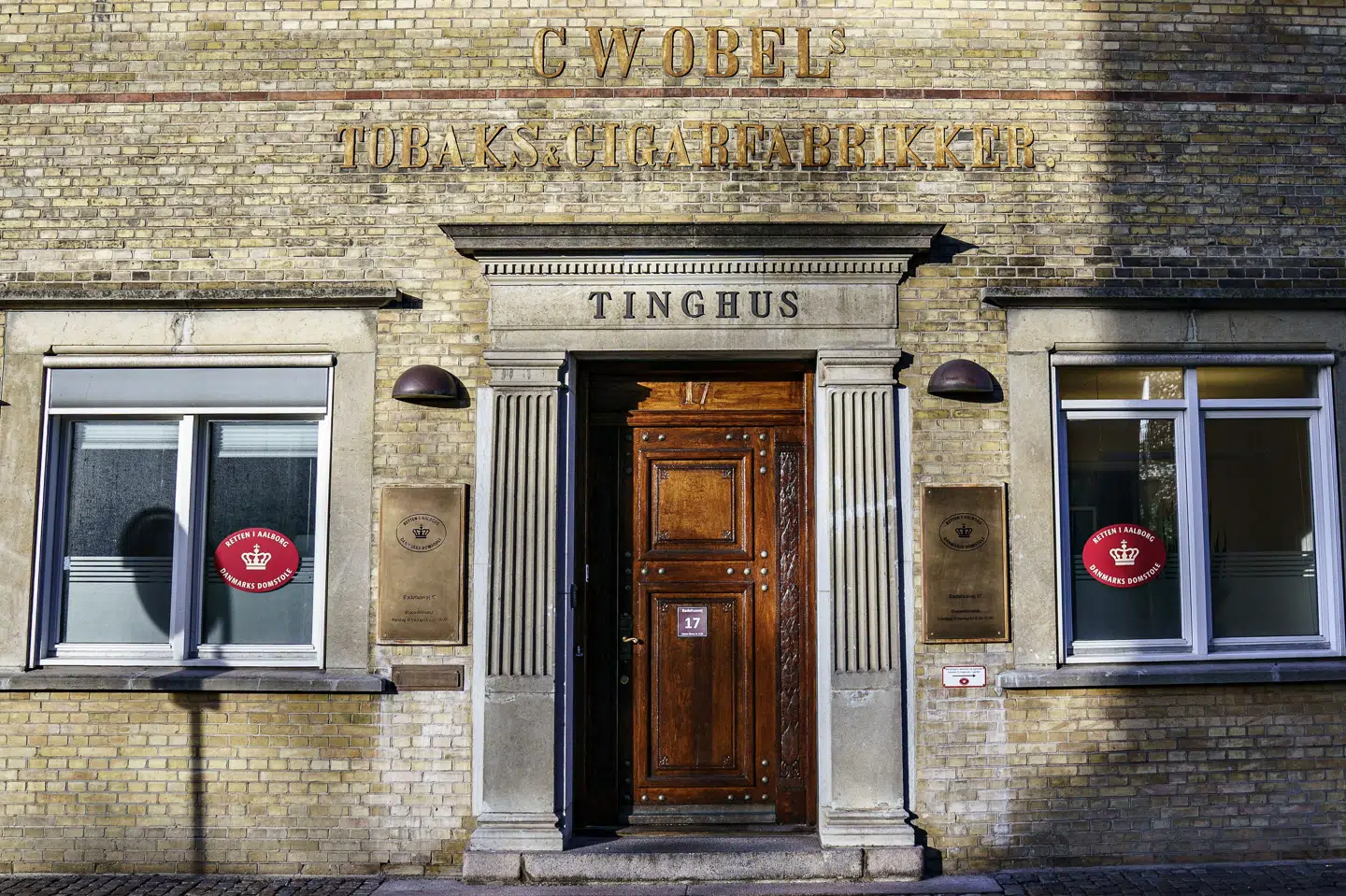 En dommer i Retten i Aalborg skal fredag tage stilling til, om der er grundlag for at varetægtsfængsle en 33-årig mand, som mistænkes for at have stukket en 38-årig mand ihjel i Aalborg torsdag eftermiddag. (Arkivfoto).