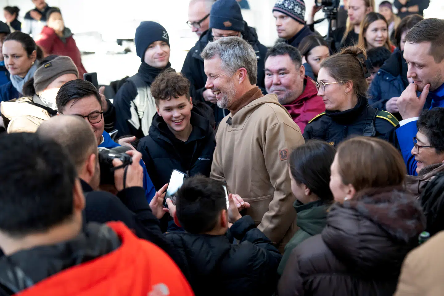 Kong Frederik deltog i traditionel kaffemik i kulturhuset Katuaq i Nuuk. Alle ville have en selfie med regenten.