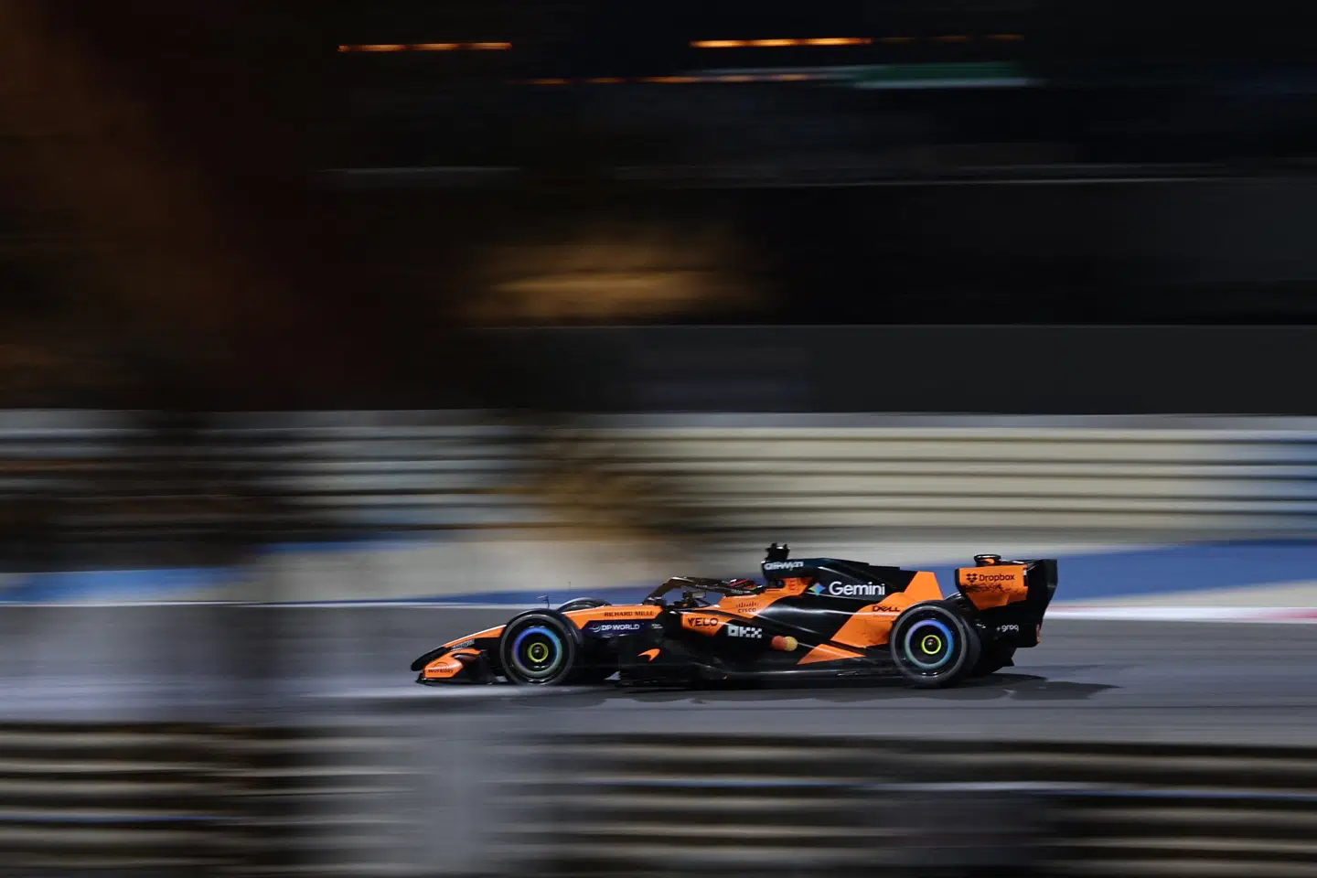 Formel 1-feltet - her Oscar Piastri - er for tiden i Bahrain for at forberede sig til den nye sæson.