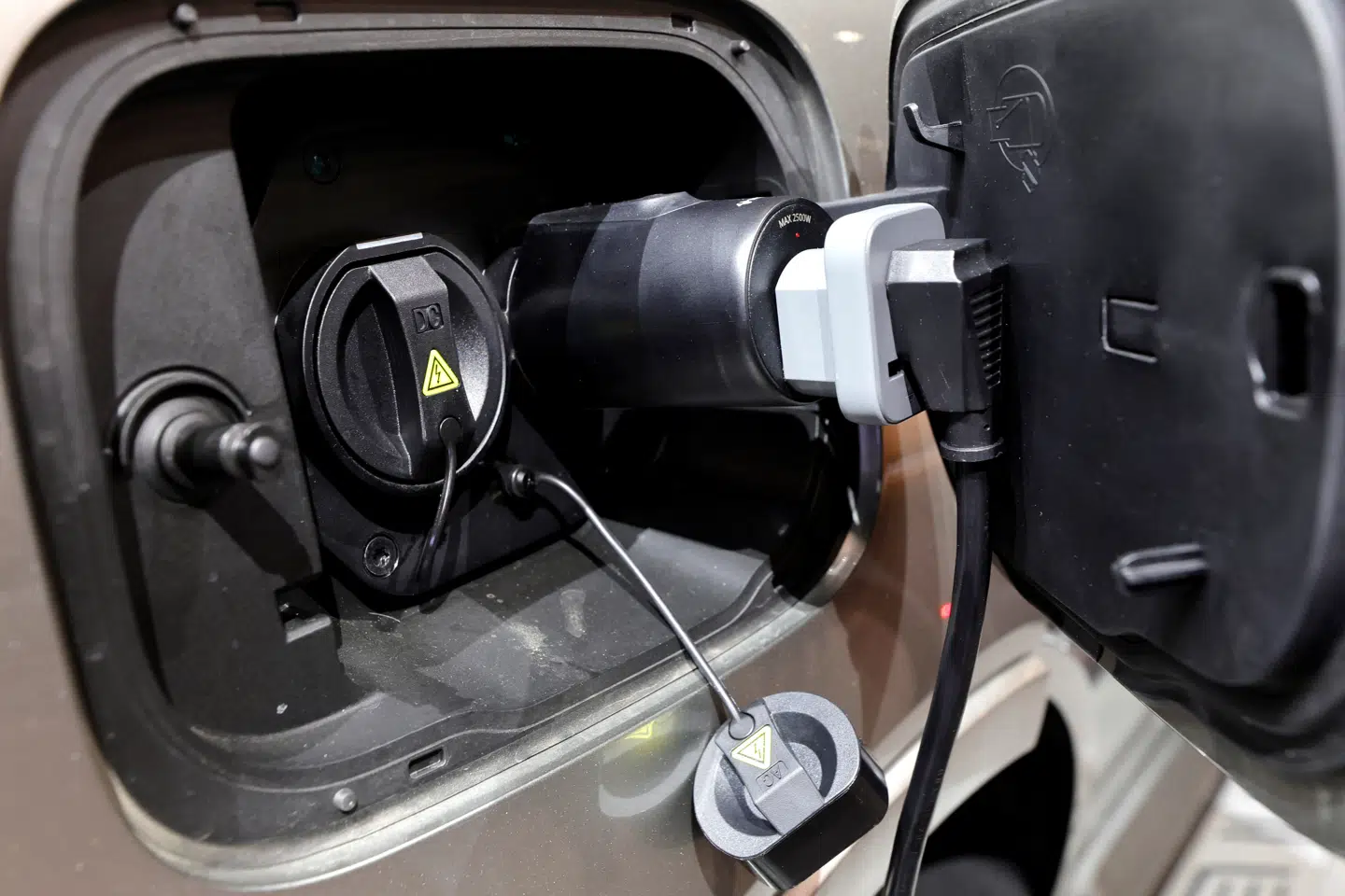 Hybridbiler har både benzin- og elmotor, men selv når elmotoren anvendes, bruger bilen stadig benzin – og mere, end bilproducenterne hævder.