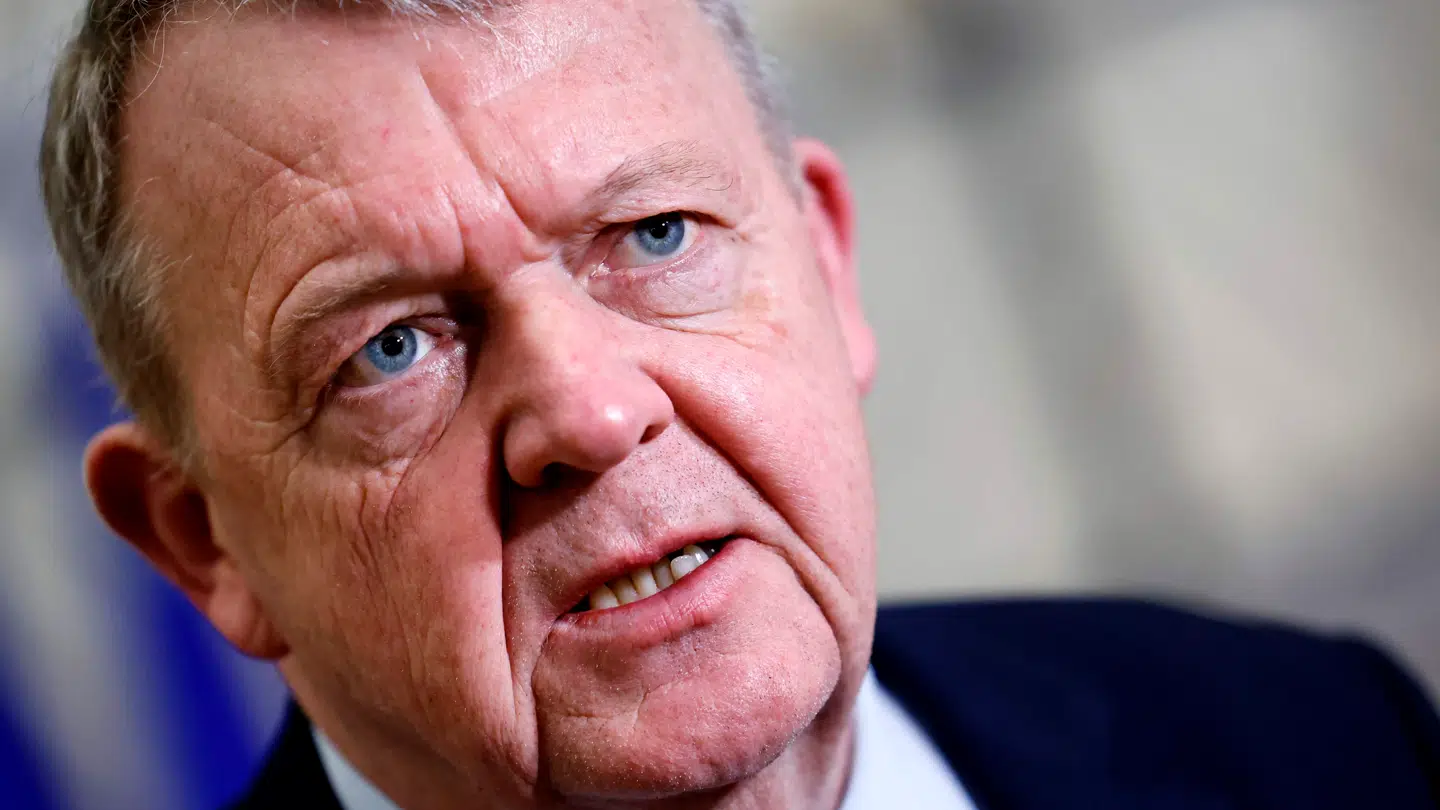 Udenrigsminister Lars Løkke Rasmussen får med puklen af Eva Selsing.