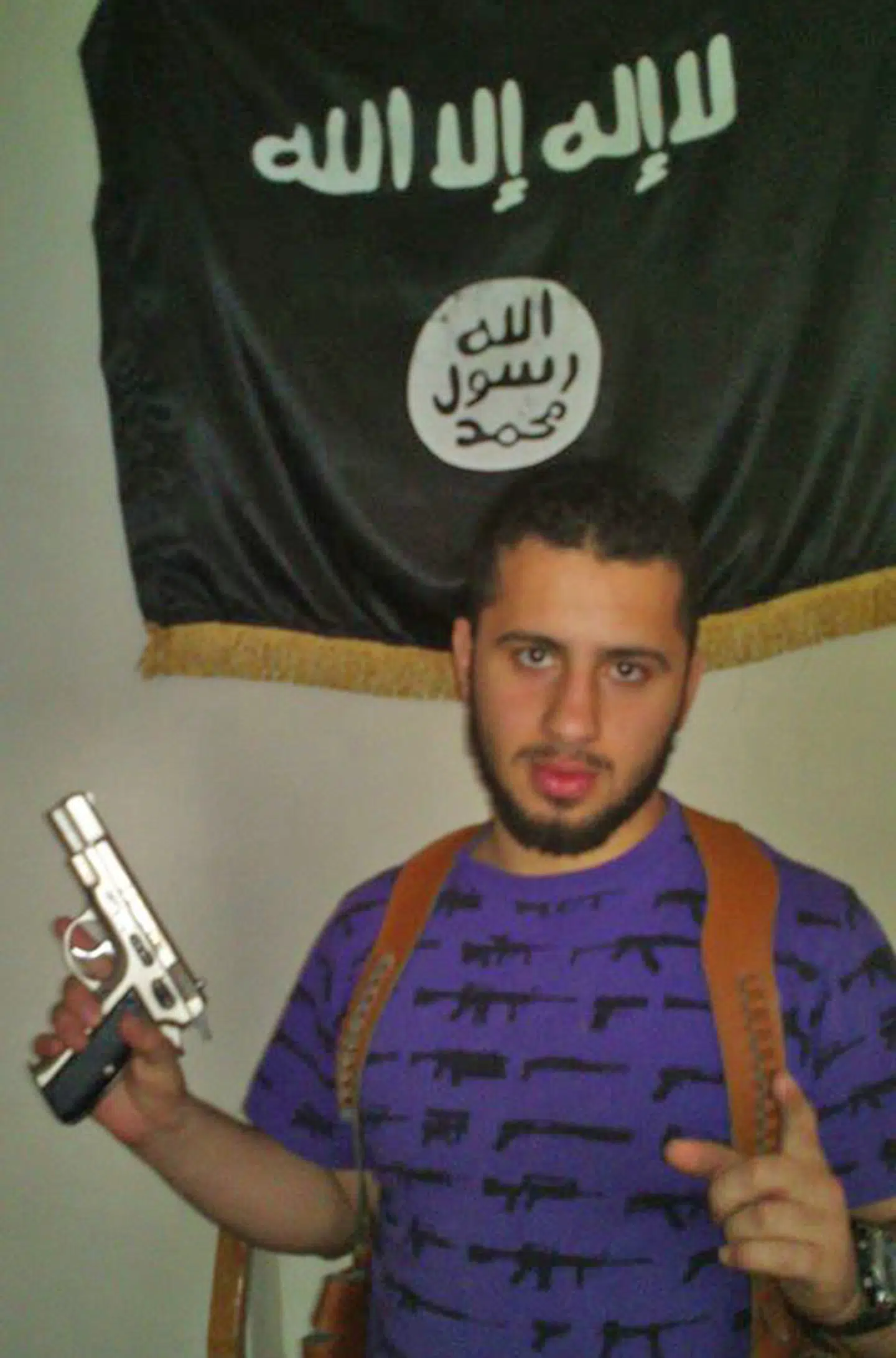 Det sorte flag i baggrunden med den islamiske trosbekendelse skrevet med hvide bogstaver tog terrorgruppen Islamisk Stat i 2014 til sig som et logo. Det er imidlertid i årevis blevet brugt af muslimske, ofte konservative grupper, som dog ikke af den grund kan betegnes som terrororganisationer. »Sådanne billeder bliver i dag genfortolket i et Islamisk Stat-perspektiv,« siger terrorforsker Amarnath Amarasingam fra Canada til Berlingske.