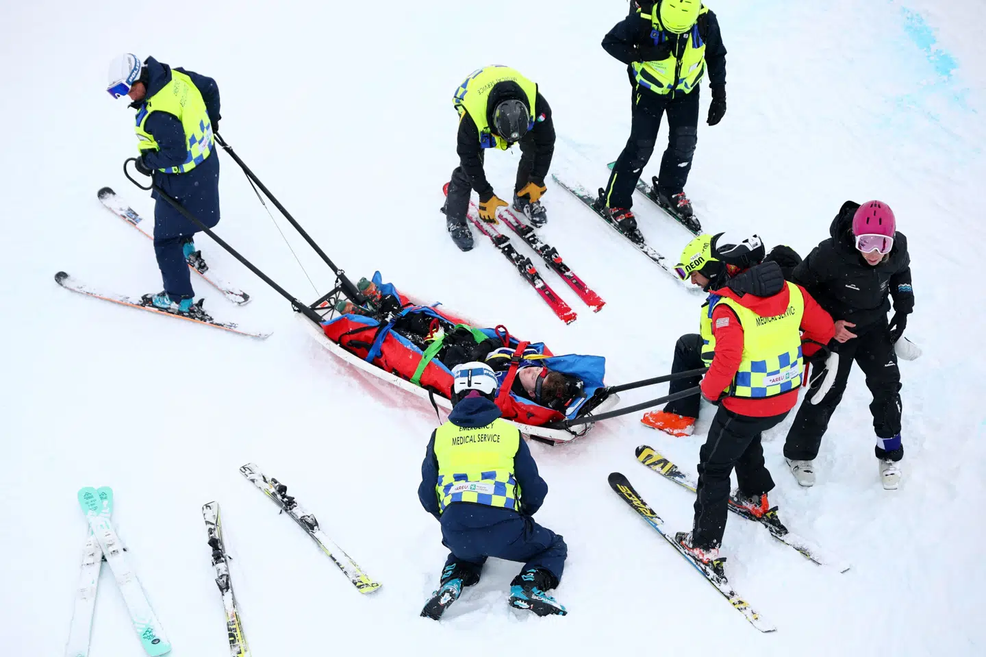 Finley Melville Ives blev fragtet væk på en båre efter alvorligt uheld ved vinter-OL. Senere lød meldingen, at han var i stabil tilstand.