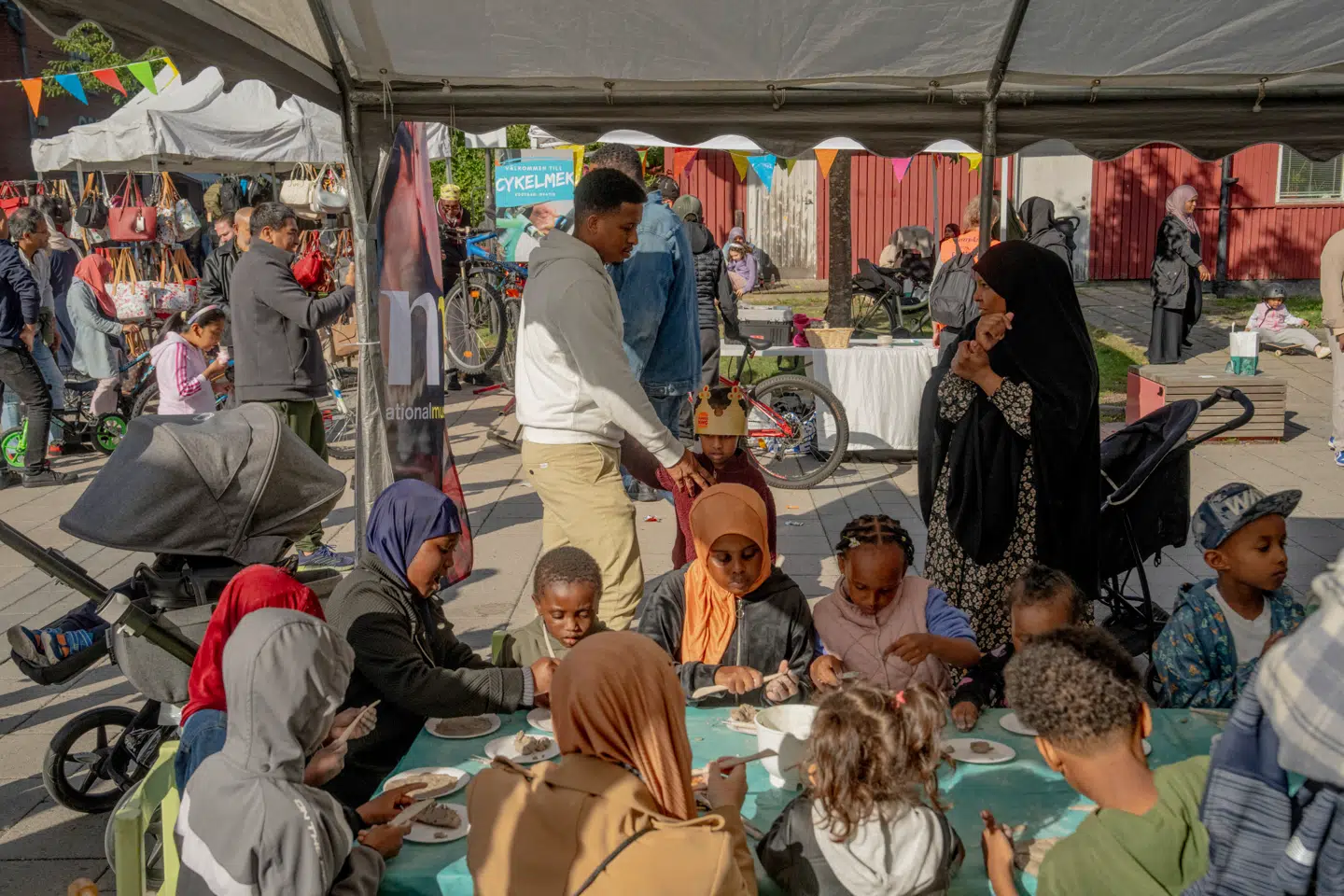 Manglende tolerance for jøder og lgbt-personer er i fremvækst i Sverige blandt skoleelever med udenlandsk baggrund. Det får svensk kommentator til at fremhæve nødvendigheden af et politisk samarbejde. På billedet samles børn i Stockholm-bydelen Rinkeby, hvor mange indbyggere har udenlandsk baggrund.