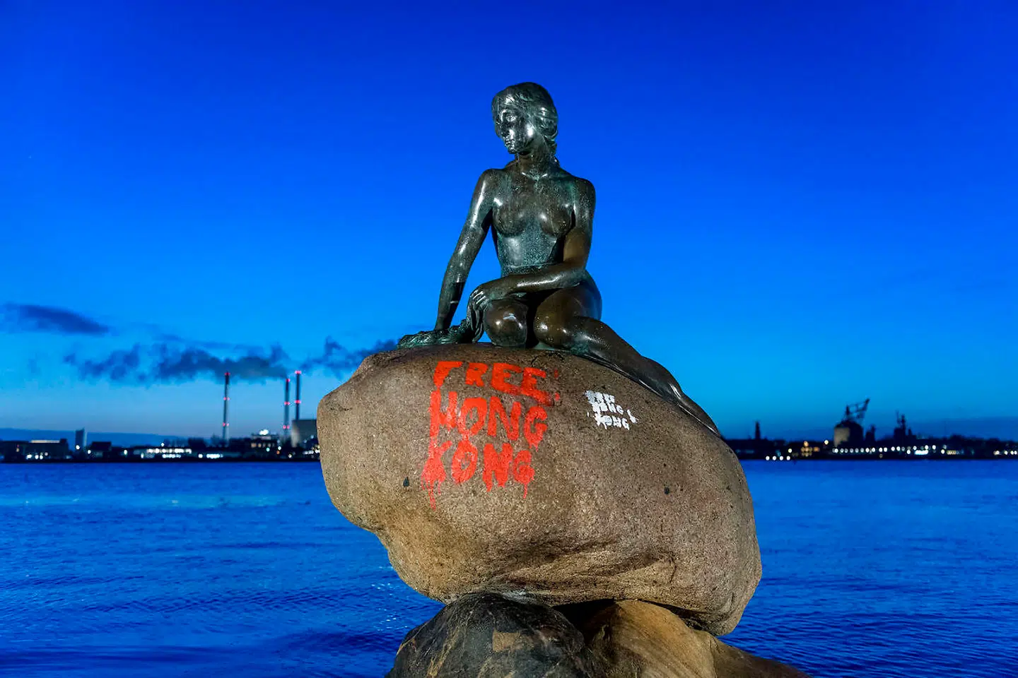 Den Lille Havfrue i København blev natten til mandag udsat af hærværk. Ukendte gerningsmænd har skrevet 'FREE HONG KONG' henover stenen, som havfruen sidder på.