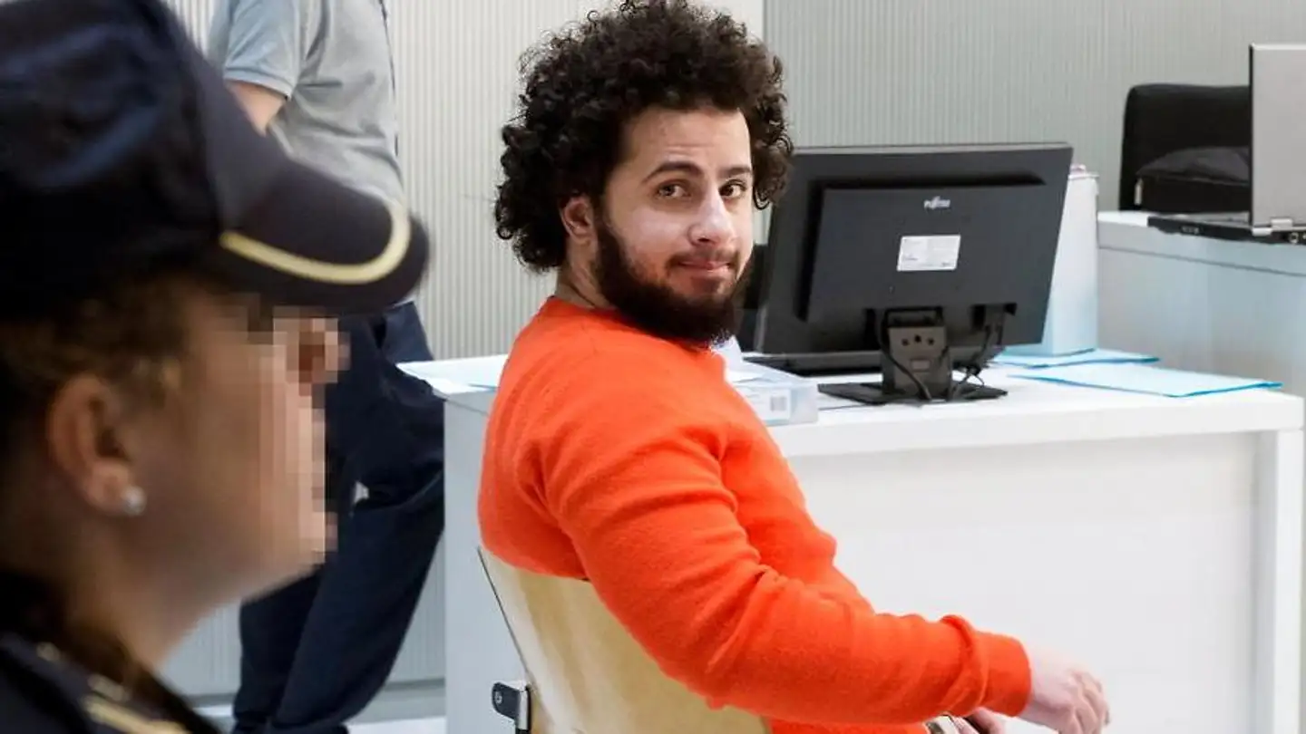 Ahmed Samsam blev i sommeren 2018 idømt otte års fængsel for terrorisme ved en spansk domstol. En domstol i Madrid har i september godkendt, at Samsam kan overføres til afsoning i Danmark. Overførslen skal godkendes i Københavns Byret, før den kan finde sted. Hvornår det sker, er endnu uvist.