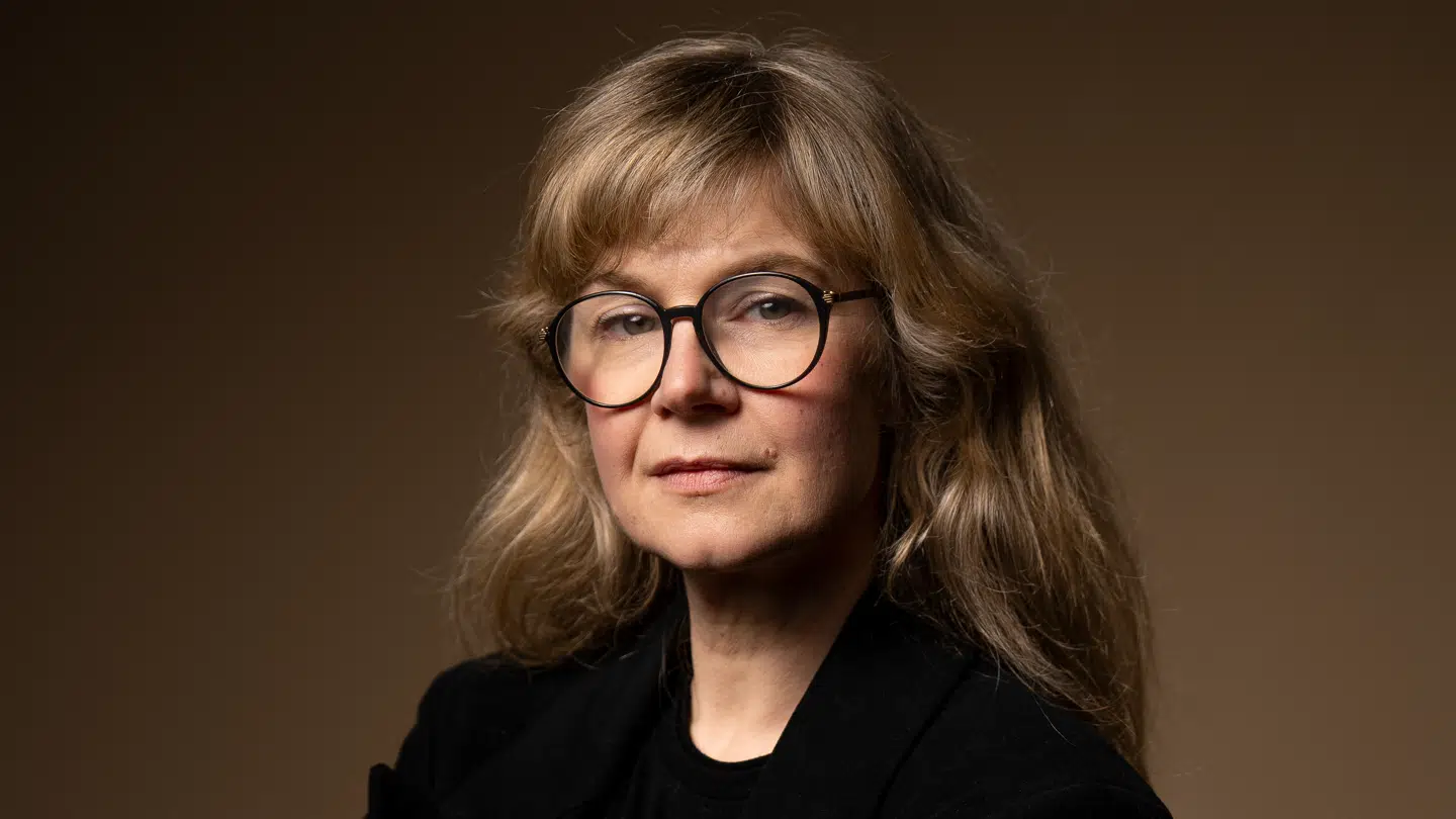 Sisse Sejr-Nørgaard har valgt at trække sig fra værtsrollen i podcasten »Nedsmeltning« på Podimo i kølvandet på sidste uges mediestorm. Men vi skal passe på gøre enhver fejl til »en folkefest i fordømmelse«, mener Geeti Amiri Kjær. Foto: Sofus Chammon