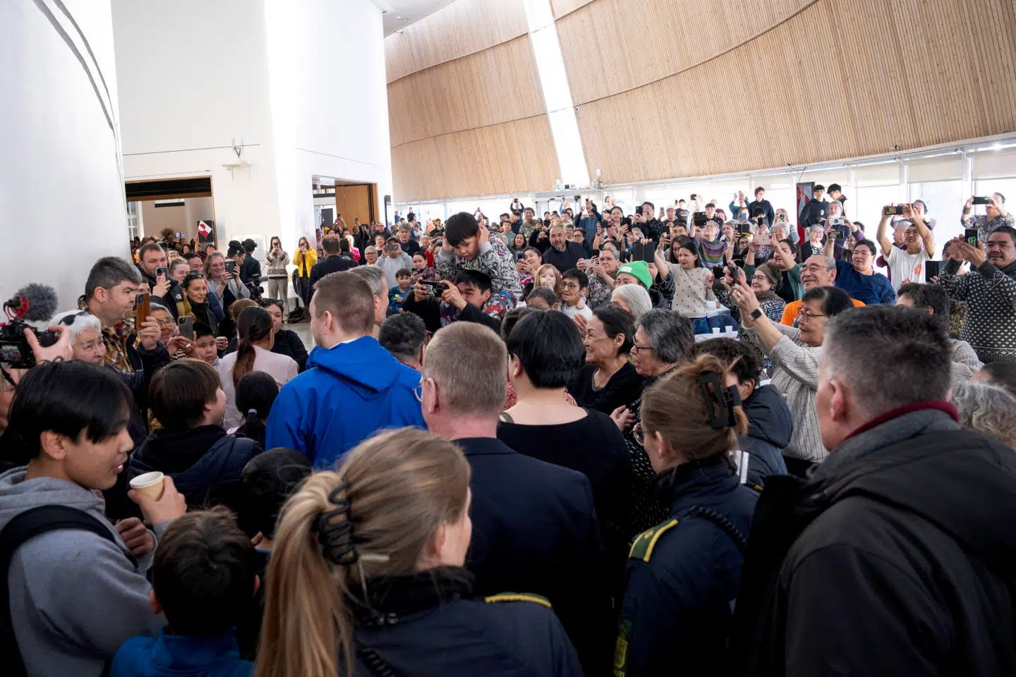 Kong Frederik deltog onsdag i en traditionel kaffemik i kulturhuset Katuaq i Nuuk, hvor et hav af mennesker var mødt op.