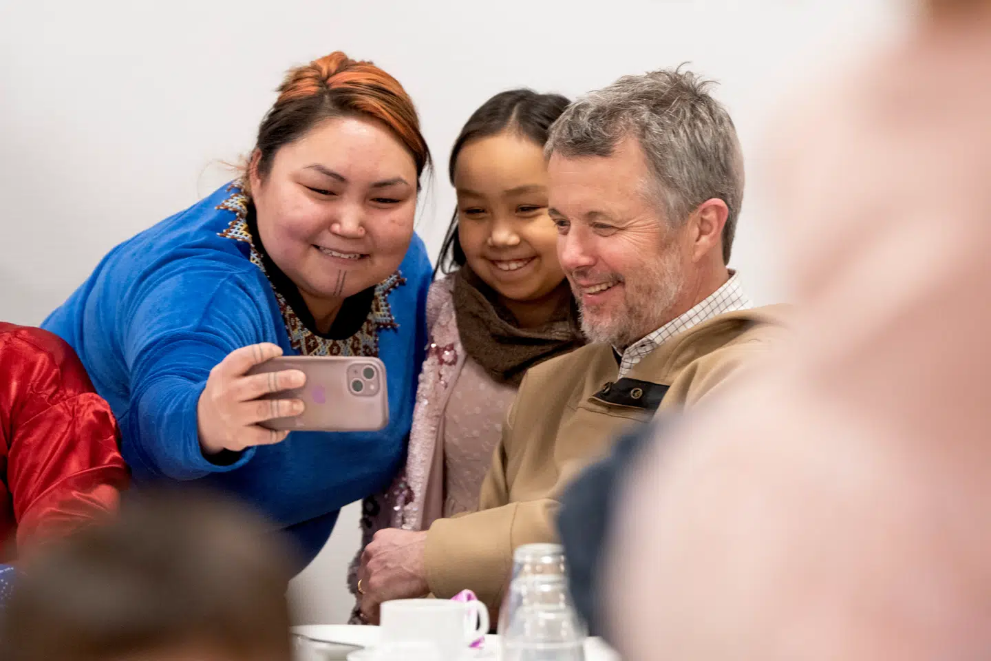 Kong Frederik var klar på selfies, da han mødte grønlændere i Multihuset i KFUMs soldaterhjem i Kangerlussuaq torsdag under sit besøg i Grønland.