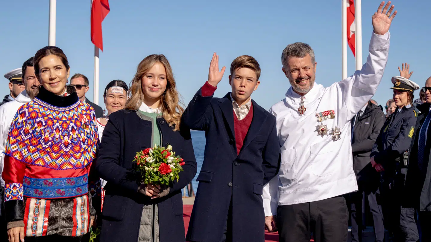 Dronning Mary, prinsesse Josephine, prins Vincent og kong Frederik under familiens ankomst til Nuuk i sommeren 2024.