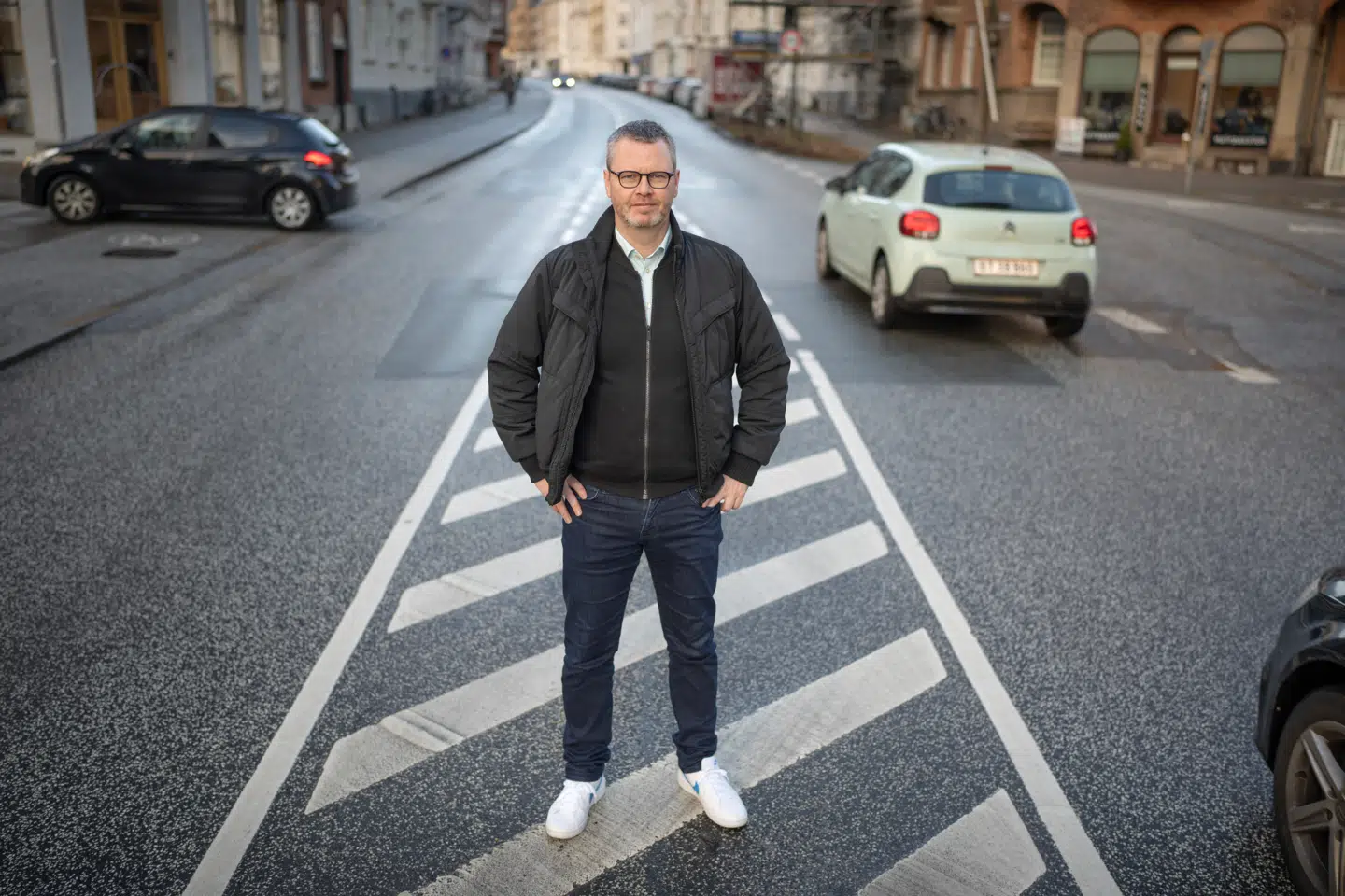 Jan Lang, der er markedsanalytiker hos Bilbasen, fortæller, at de faldende priser på bilmarkedet formentlig vil fortsætte i 2026.