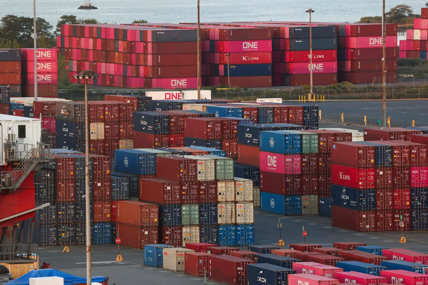 Containere står opmagasineret i hobetal ved en containerterminal i Staten Island i New York i september sidste år. USA's højesteret har fredag afgjort, at præsident Donald Trump overskred sine beføjelser med indførelsen af straftold. (Arkivfoto).