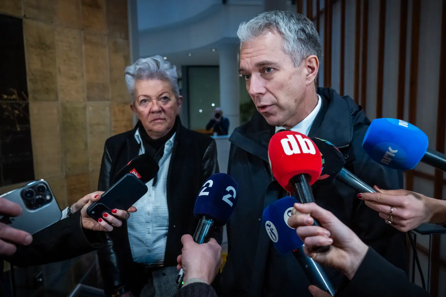 Marius Borg Høiby er i retssagen imod sig selv til stede og repræsenteret af sine forsvarsadvokater Ellen Holager Andenæs og Petar Sekulic i sal 250 i Oslo byret.