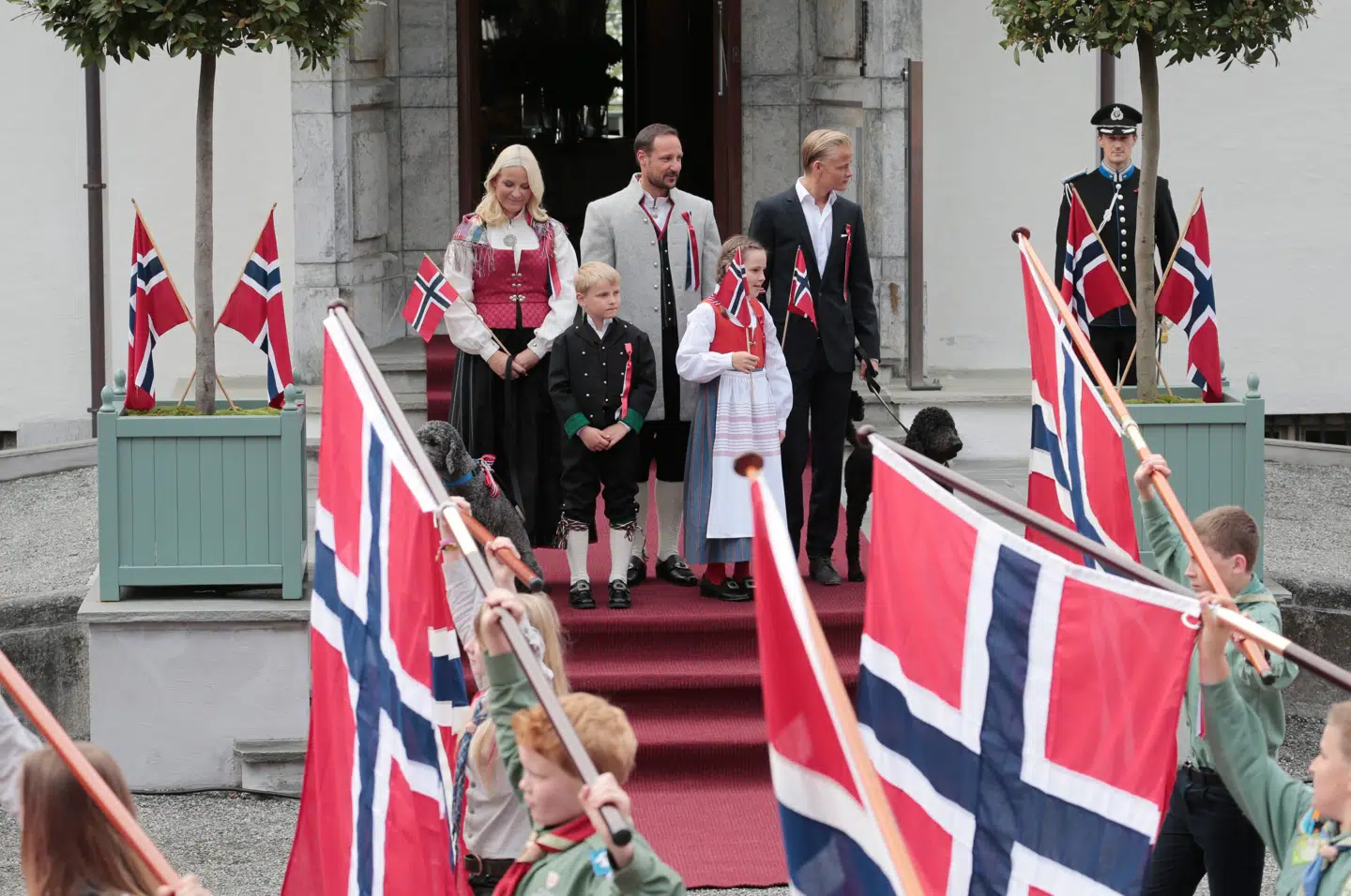 Marius Borg Høiby har gennem livet boet meget på Skaugum. Til Norges nationaldag plejer der at være parader gennem den royale residens, og her i 2014 var Marius Borg Høiby med til at overvære paraden på den royale residens sammen med resten af kronprinsfamilien.