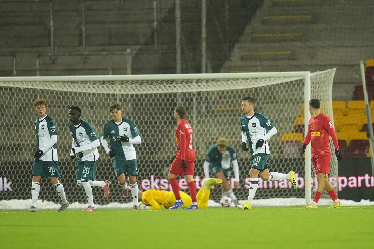 FCN's spillere går lettere rystede mod midten, efter at Vejle har scoret det andet mål i det, som skulle vise sig at blive et stort comeback.