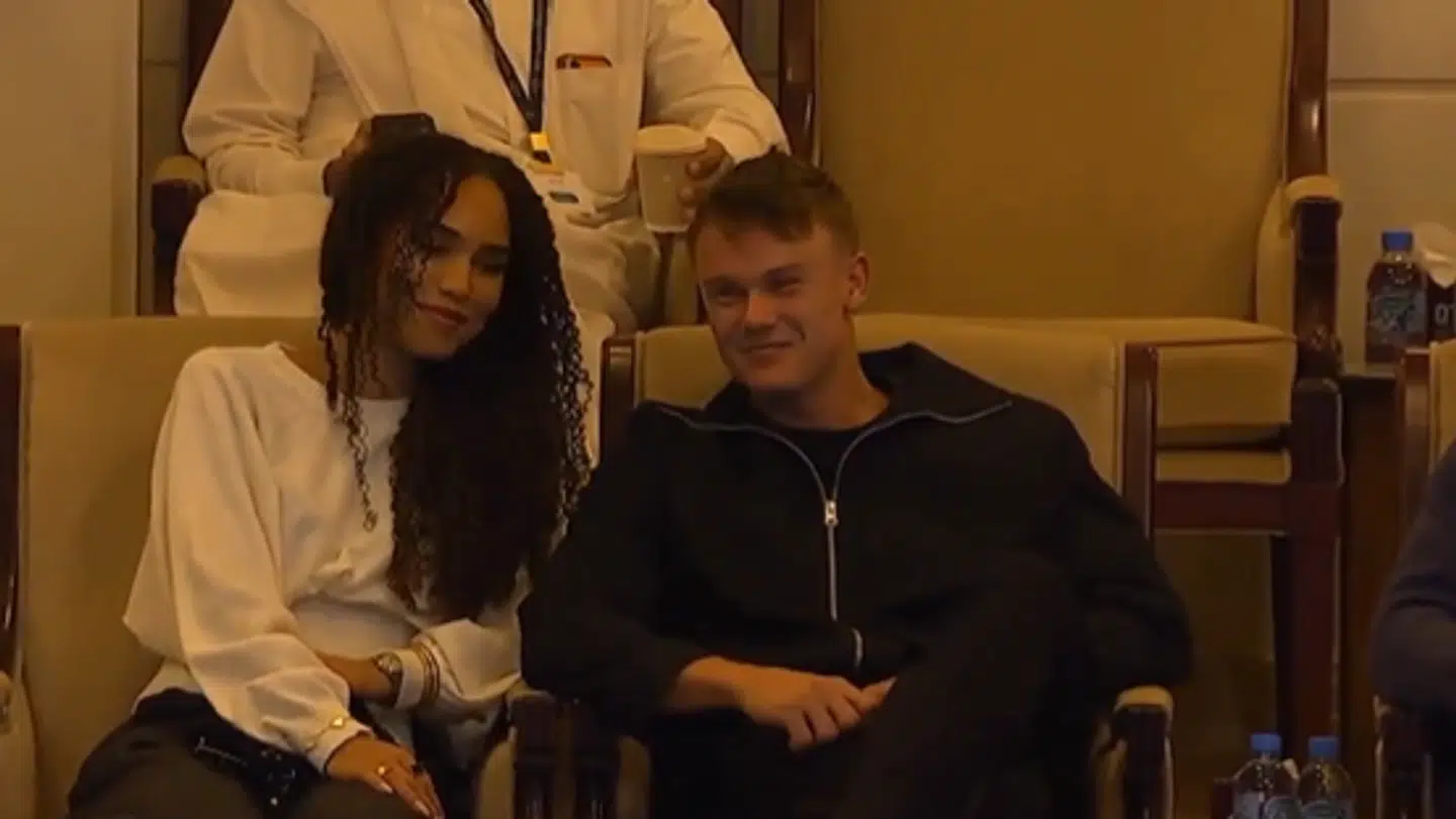 Holger Rune havde selskab på tribunen under fredagens kamp.