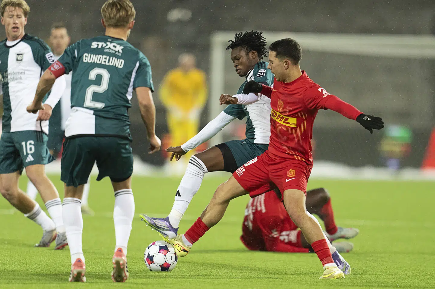 Nicklas Røjkjær, her i duel med Vejles Bismark Edjeodji, måtte se FCN's føring på 3-0 forsvinde mod Vejle.
