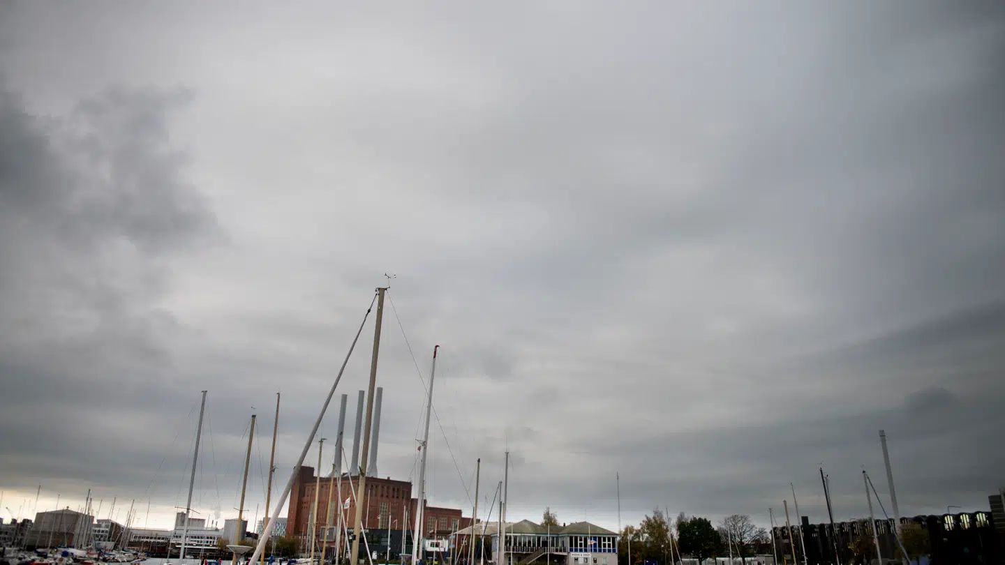 Lørdag bliver det i stedet regn og slud, der ruller ind over landet.