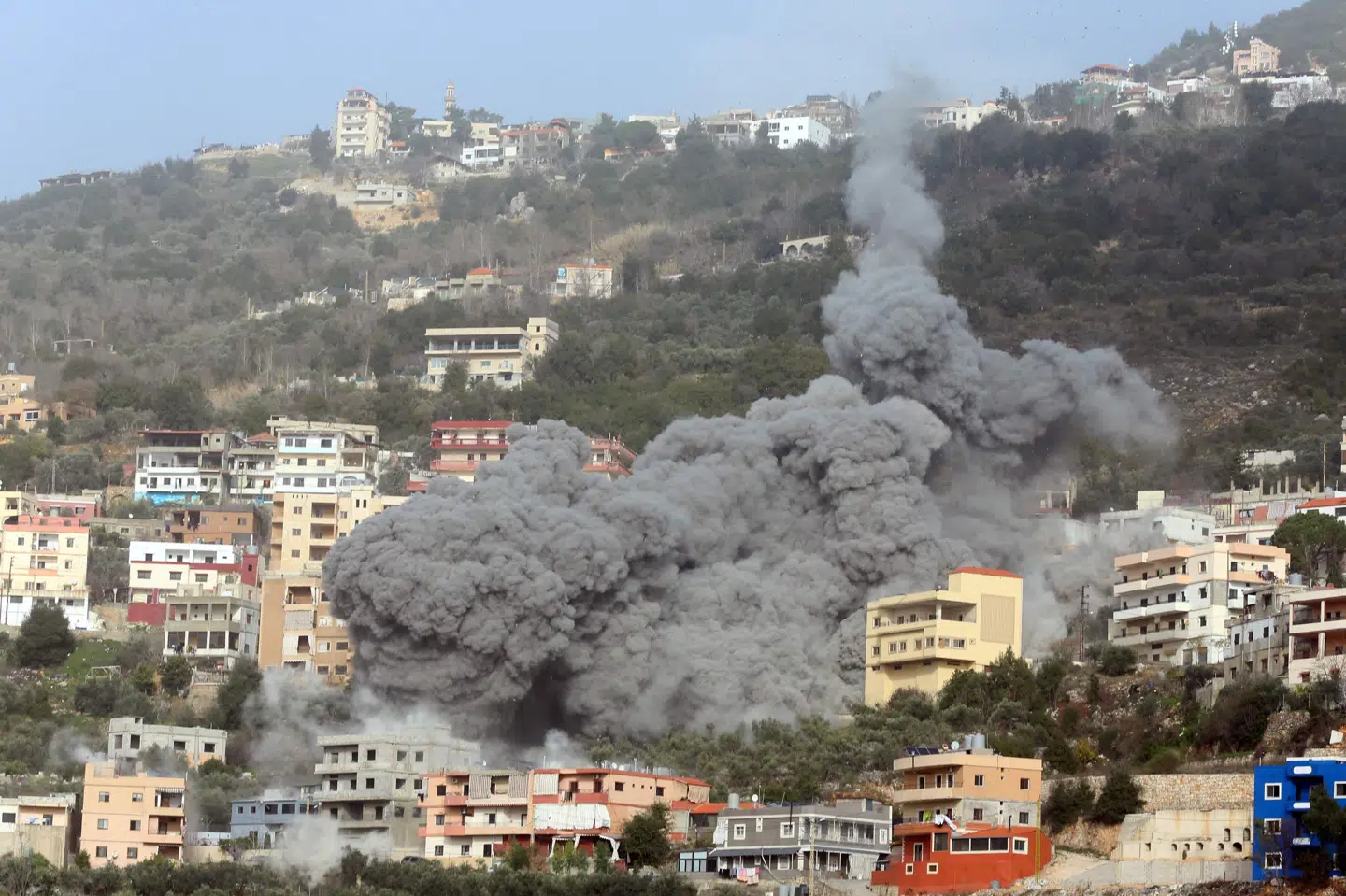 Israel og Hizbollah har gentagne gange anklaget hinanden for at overtræde en skrøbelig våbenhvile, som i 2024 blev indgået mellem de to parter. Her rammer et israelsk angreb en bygning i det sydlige Libanon 2. februar i år. (Arkivfoto).