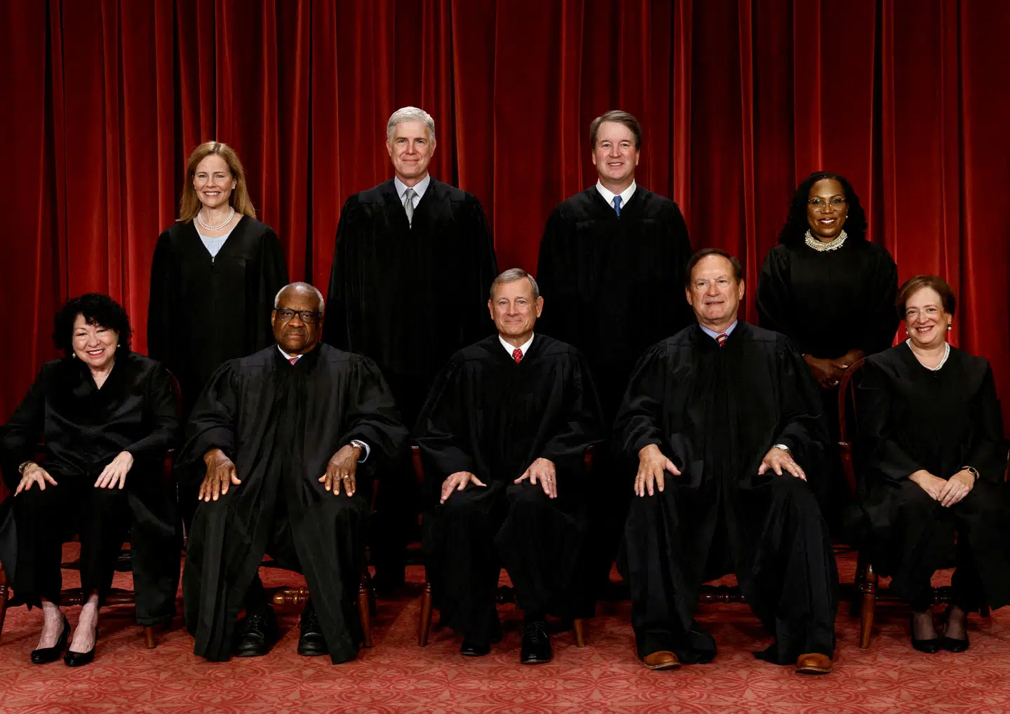 Her ses medlemmerne af den amerikanske højesteret. Forrest ses (fra venstre mod højre) Sonia Sotomayor, Clarence Thomas, John G. Roberts, Jr., Samuel A. Alito, Jr. og Elena Kagan. Bagest ses Amy Coney Barrett, Neil M. Gorsuch, Brett M. Kavanaugh og Ketanji Brown Jackson.