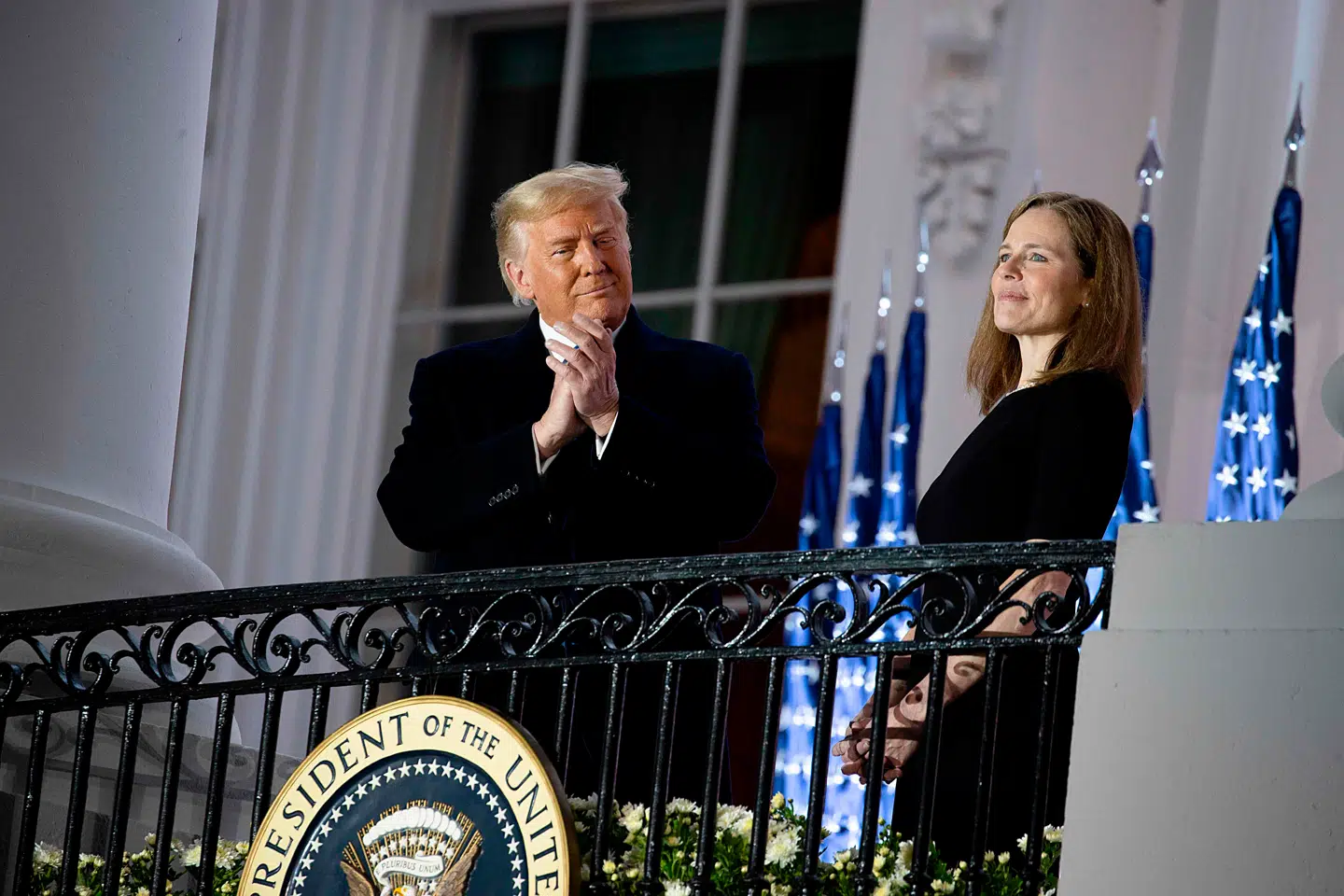 Her ses Donald Trump sammen med Amy Coney Barrett, efter hun er blevet udnævnt til højesteretsdommer i 2020.
