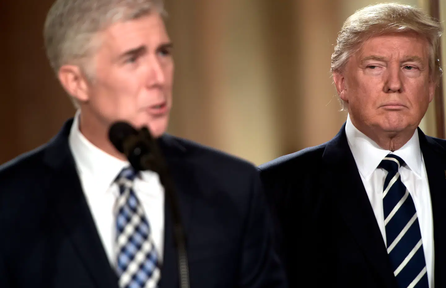 Donald Trump ses her stå bag Neil Gorsuch i 2017.