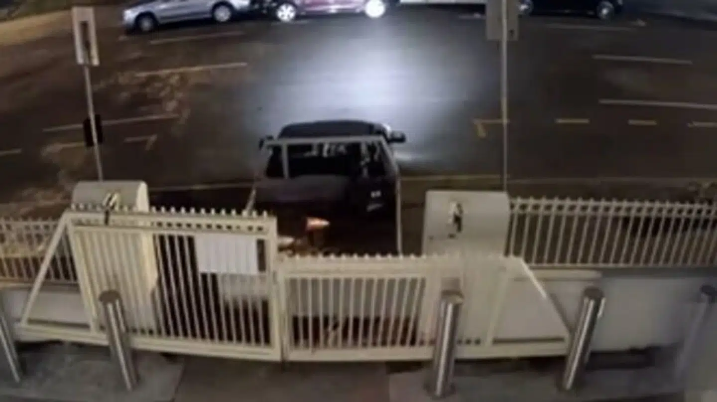 Her ses billedet af en sort pickup, der fredag aften kører ind i portene til Brisbane Synagoge.