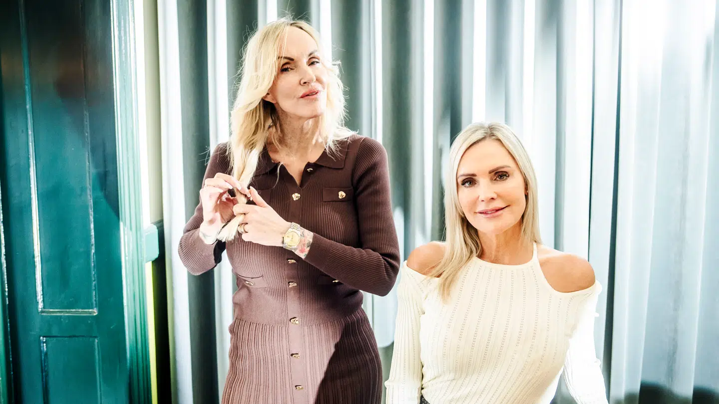 I tv-serien sætter Janni Ree (th.) en date op med Linse Kessler (tv.) og Thomas Heurlin.