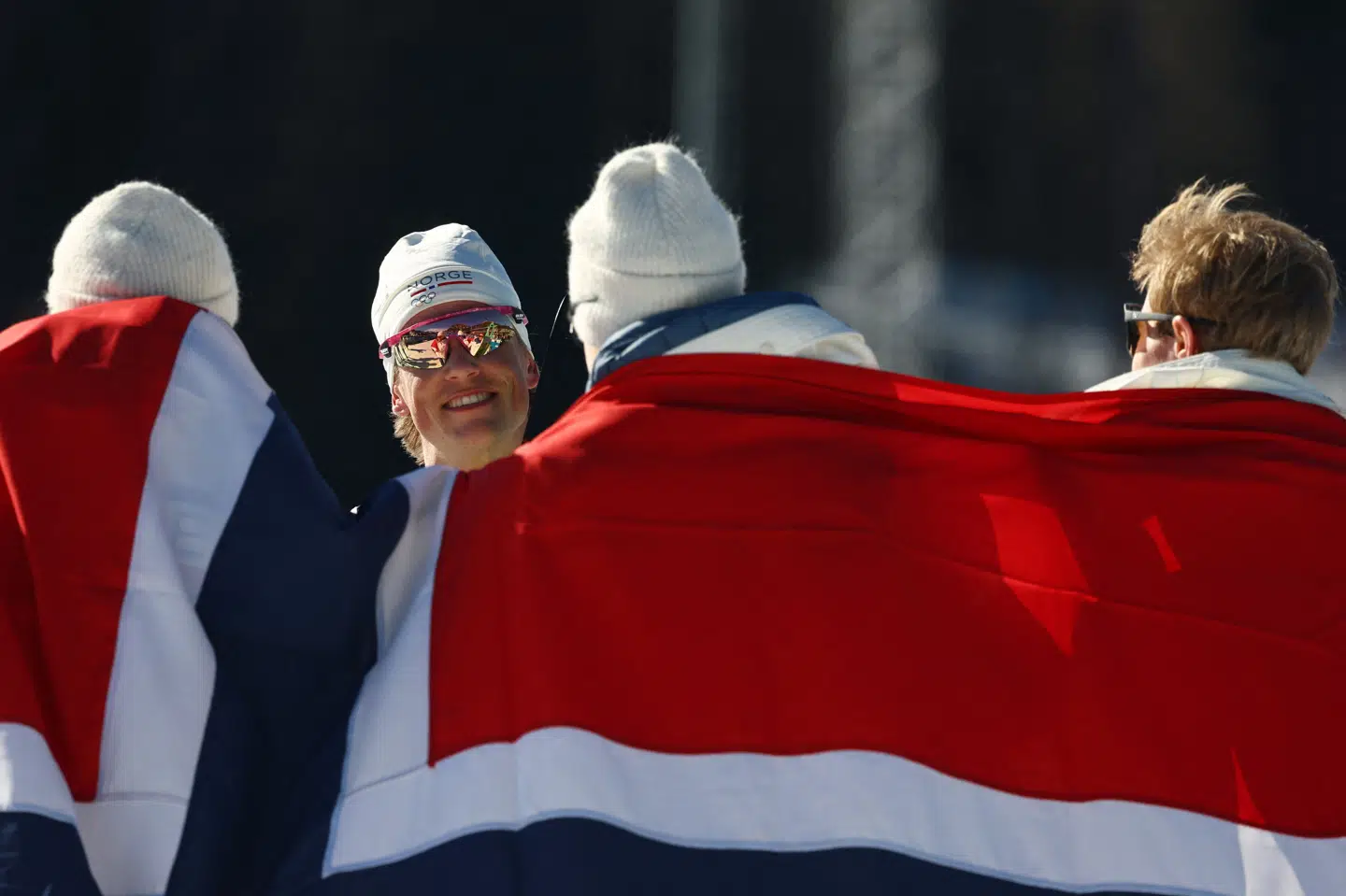 Johannes Høsflot Klæbo bag det norske flag. Klæbo har ved vinter-OL i Norditalien udbygget sin rekord som den mest guldvindende i vinterlegenes historie. (Arkivfoto).