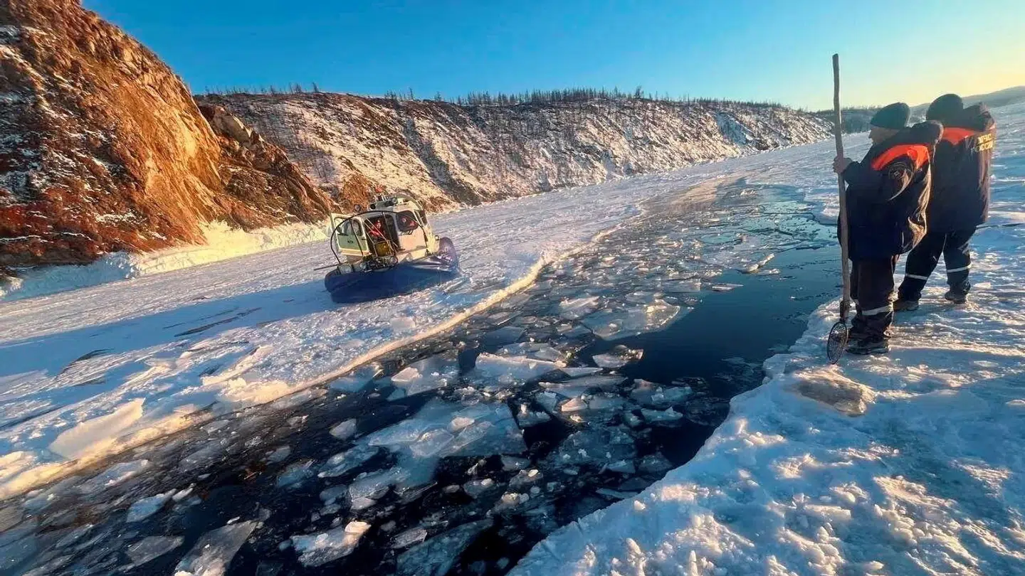 Redningsfolk på det sted, hvor minibussen kørte gennem isen på verdens dybeste sø – Bajkalsøen – så otte mennesker druknede.
