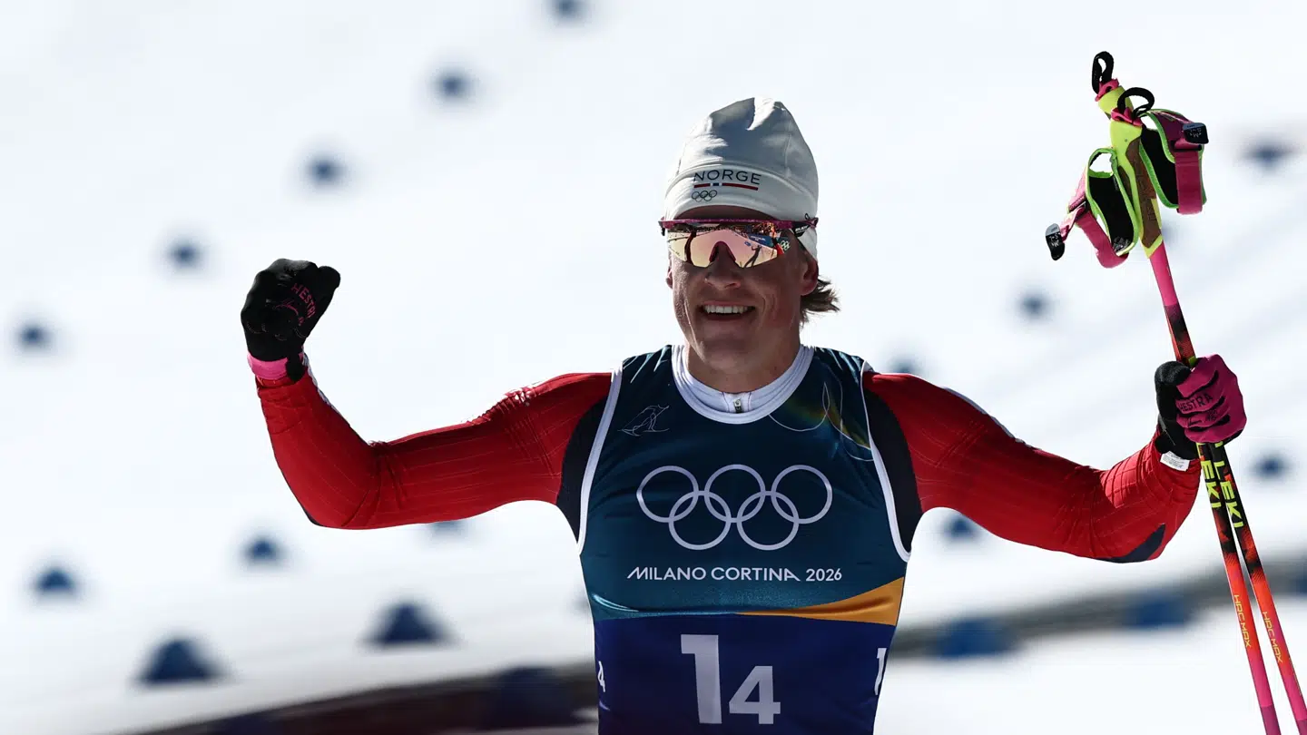 Her ses Norges Johannes Høsflot Klæbo tage sin sjette guldmedalje ved vinter-OL.