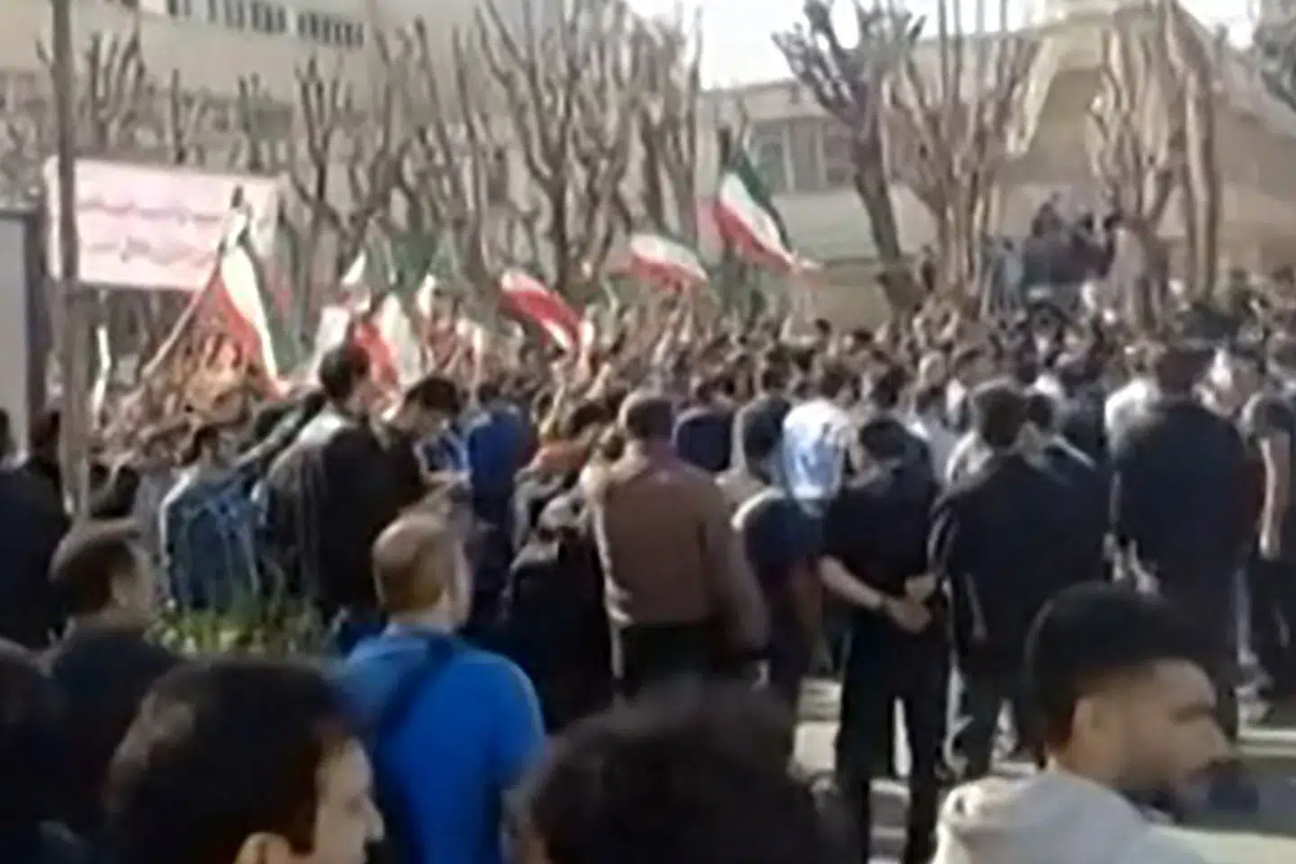 Dette billede stammer fra en video, som AFP lørdag har verificeret, og som er optaget under en demonstration ved Sharif University of Technology i Teheran.