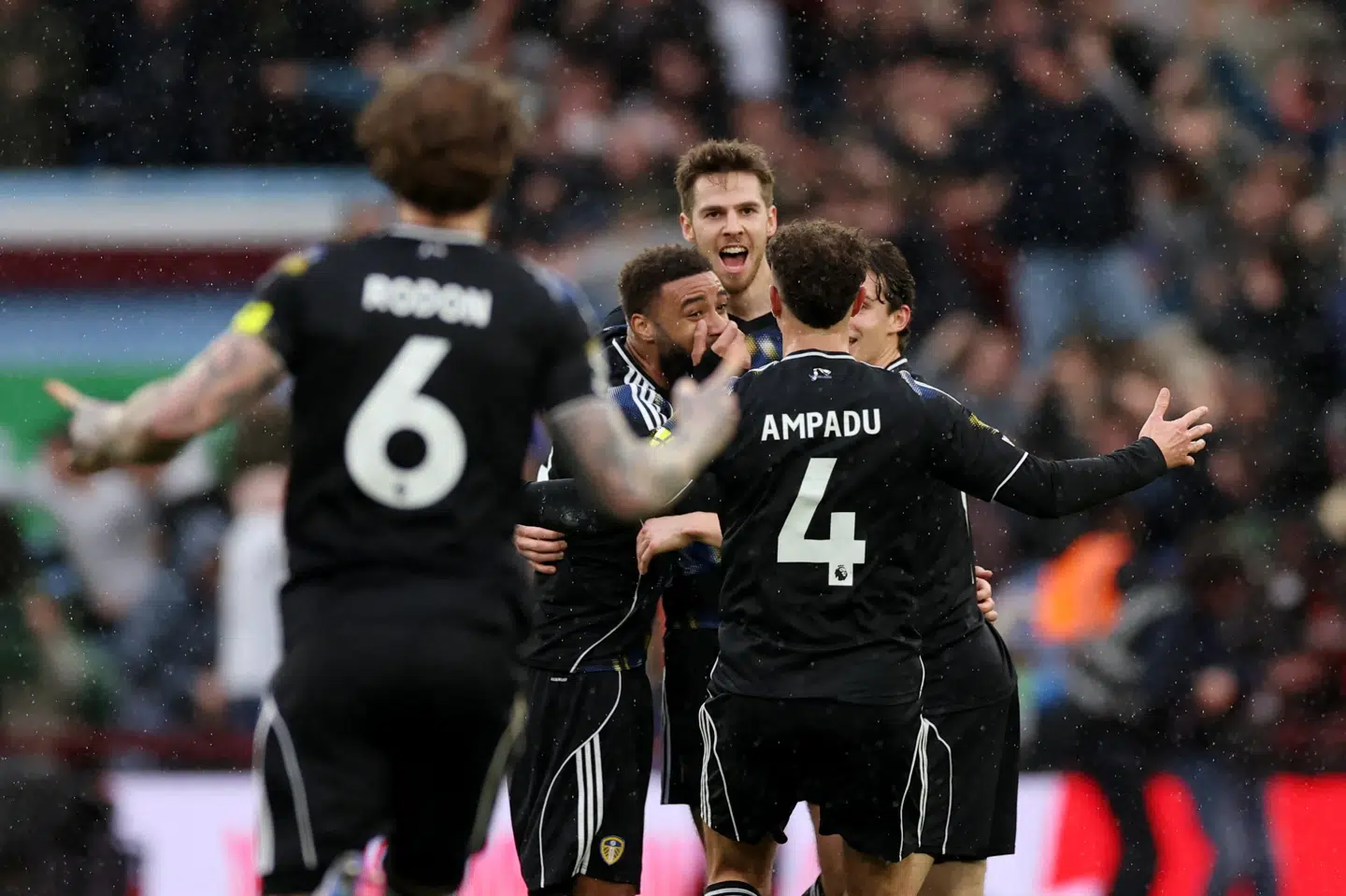 Leeds-tyskeren Anton Stach bliver tiljublet efter sit frisparksmål mod Aston Villa.