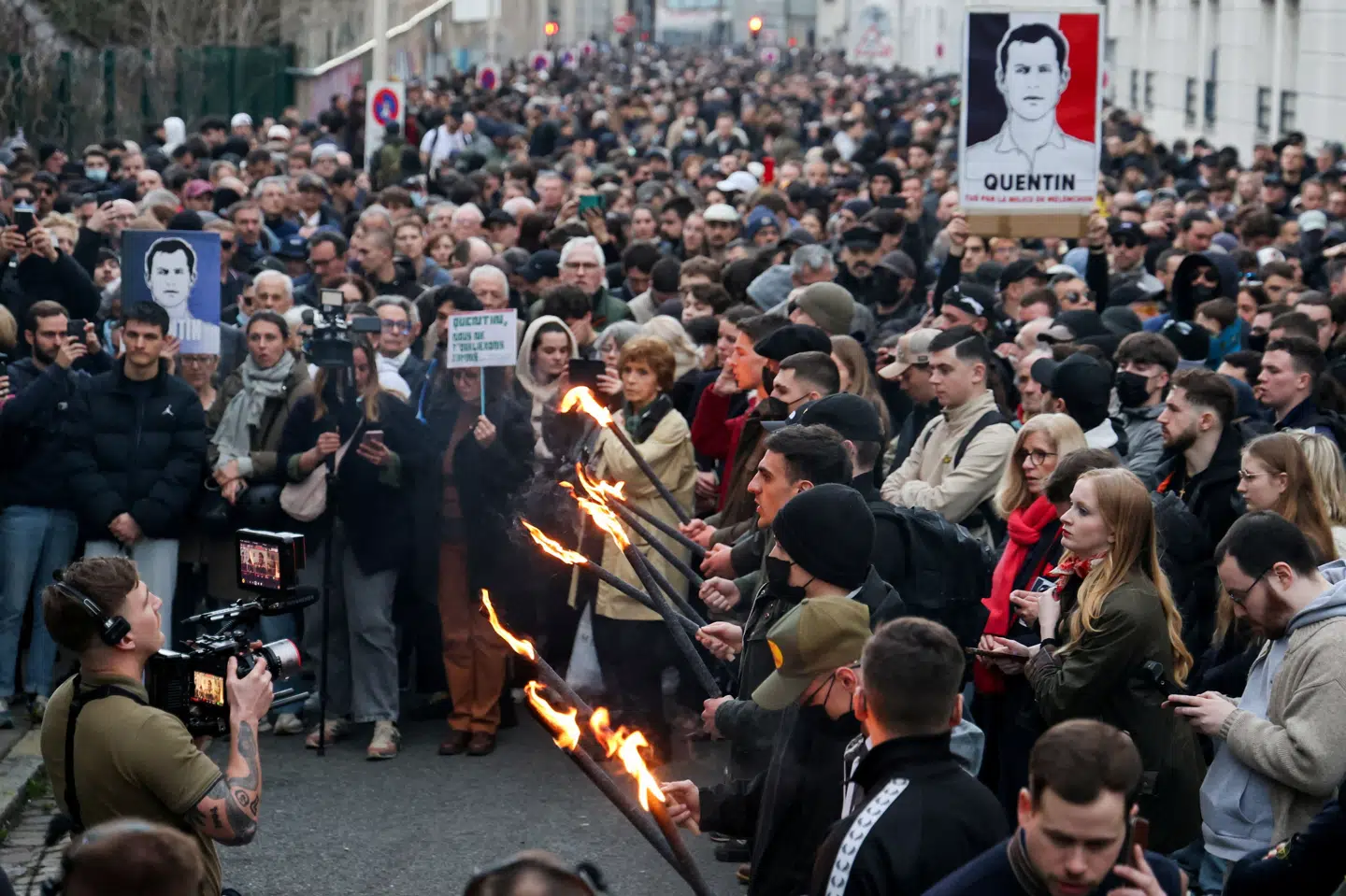 Mindst 3000 var lørdag mødt op til en demonstration til støtte for en afdød højrefløjsaktivist i den franske by Lyon. Det beretter de lokale myndigheder ifølge avisen Le Monde.