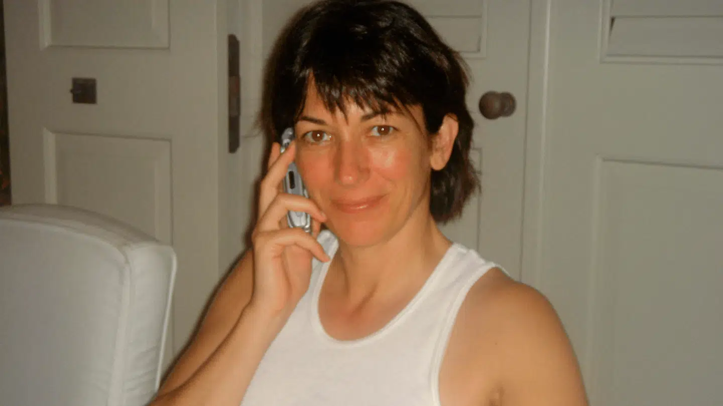 Ghislaine Maxwell dannede par med den dømte sexforbryder Jeffrey Epstein i en lang årrække og afsoner en 20-årig fængselsdom på grund af forbrydelser, hun begik sammen med ham.