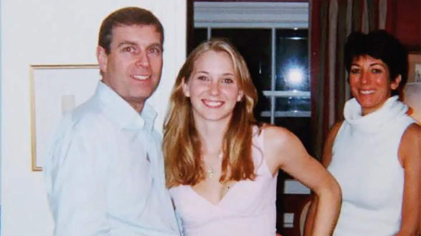 Billedet af Prins Andrew, Virginia Giuffre og Ghislaine Maxwell er blevet brugt i utallige sammenhænge, som et bevis på at Ghislaine var medskyldig.