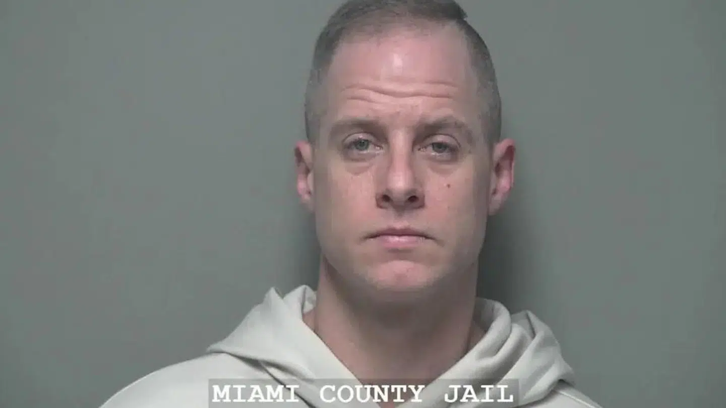 Fra stort amerikansk tv-show til fængselscelle. Forbryderbilledet af Caleb Flynn, der nu er sigtet for at myrde sin kone.