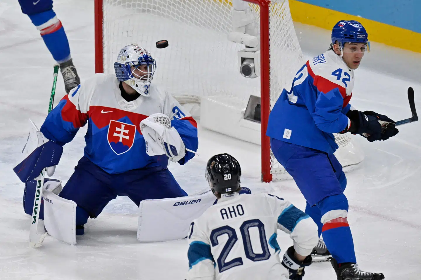Sebastian Aho åbnede i første periode det, der endte med at blive en finsk målfest i bronzekampen mod Slovakiet.
