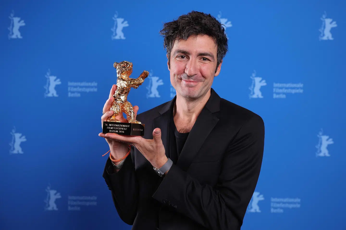 Instruktøren bag "Gelbe Briefe", Ilker Catak, har lørdag aften modtaget hovedprisen ved den internationale filmfestival Berlinalen i Tyskland.