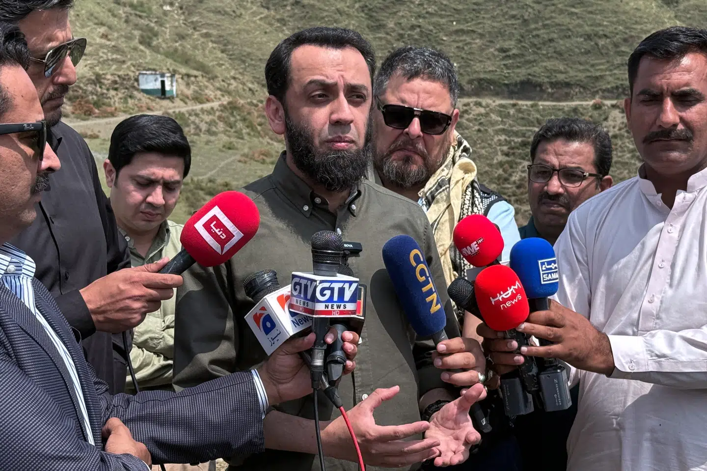 Informationsminister Attaullah Tarar siger, at Pakistans militær har udført syv angreb ved grænsen til Afghanistan. Det sker som følge af flere selvmordsangreb i Pakistan de seneste uger. (Arkivfoto).