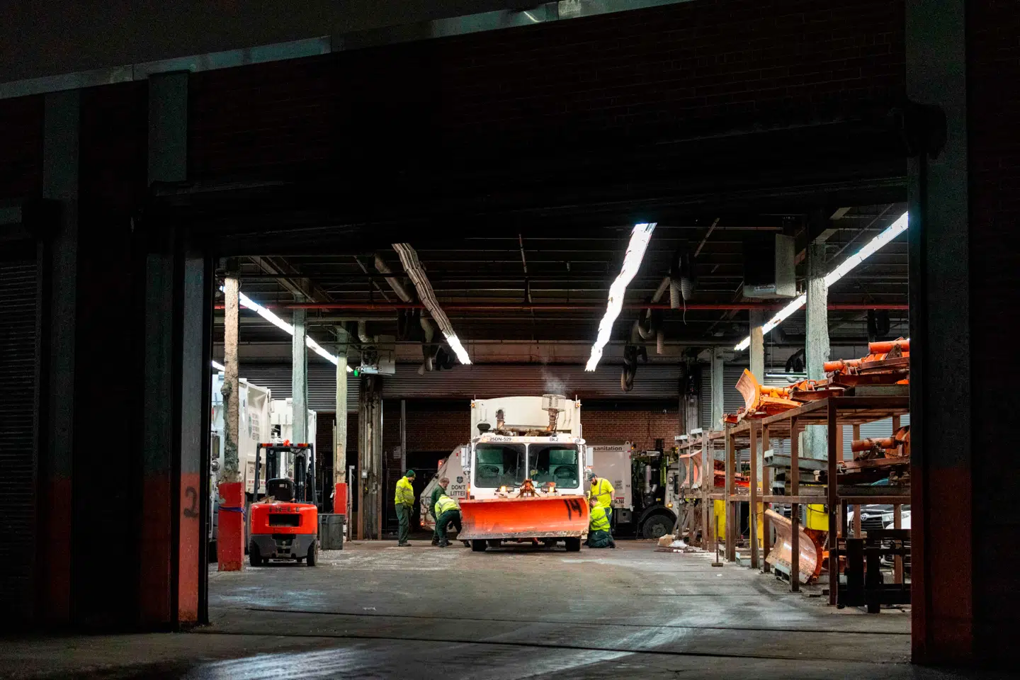 Her ses ansatte ved New York City Department of Sanitation være i gang med at forberede sig på den kommende vinterstorm.