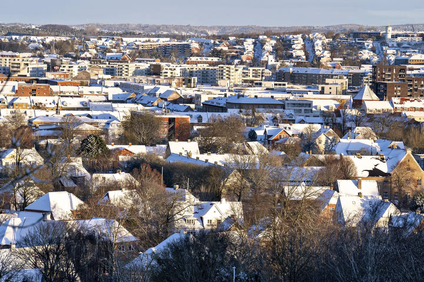 Snedækkede tage vil næppe være en udsigt den kommende tid, hvor temperaturen bevæger sig væk fra minusgrader. (Arkivfoto).