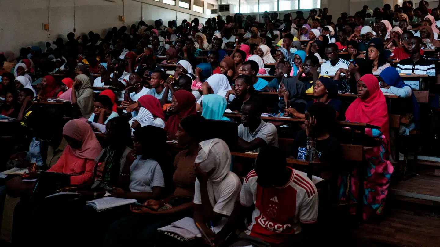 (Arkivfoto) Studerende, der studerer biologi, kemi og geovidenskab, sidder i et forelæsningslokale under en biologitime på et universitetet i Dakar i 2024.