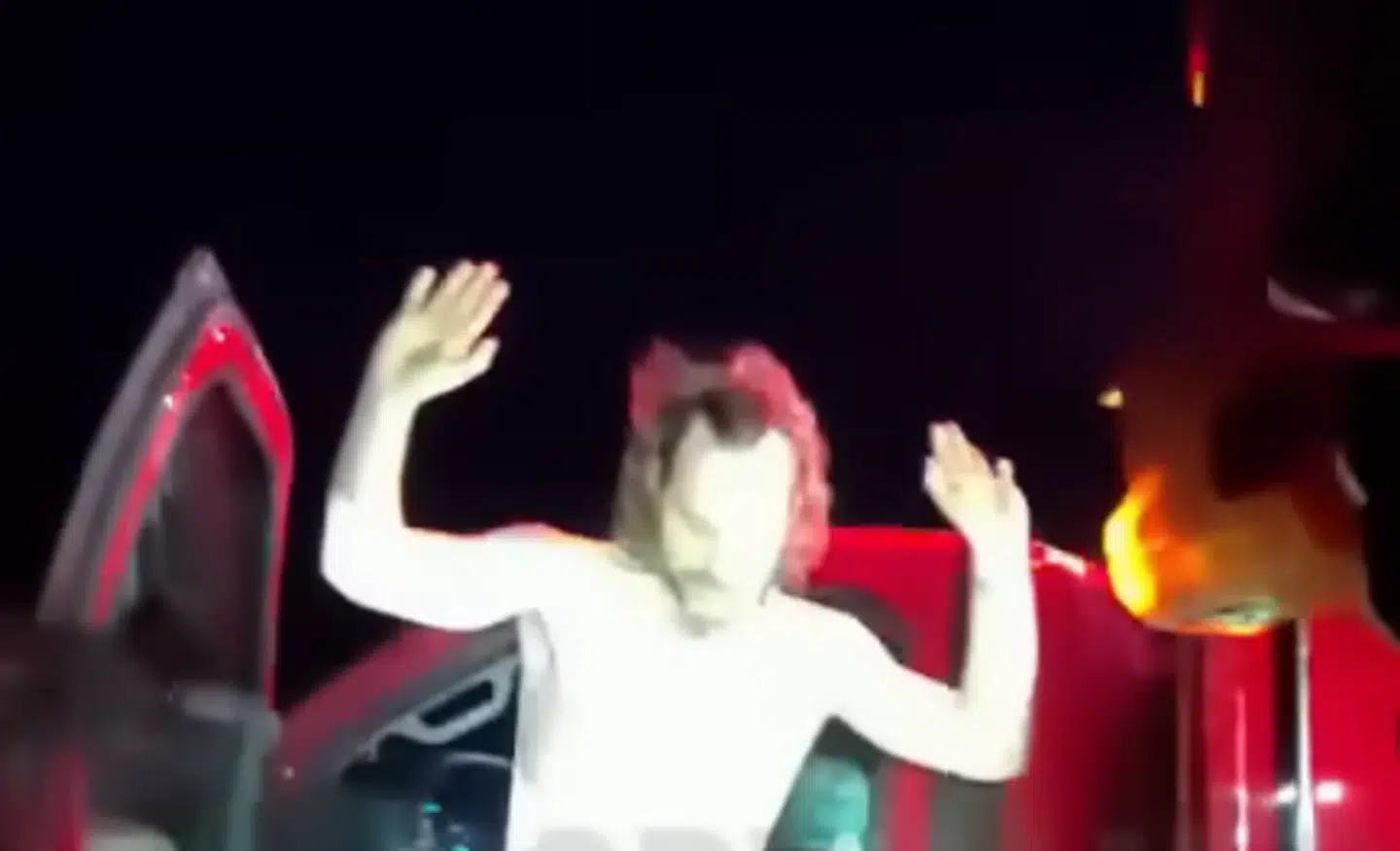 Den nøgne mand overgav sig først efter 40 minutter, da han i den stjålne ambulance var kørt fast i mudderet på en kornmark.