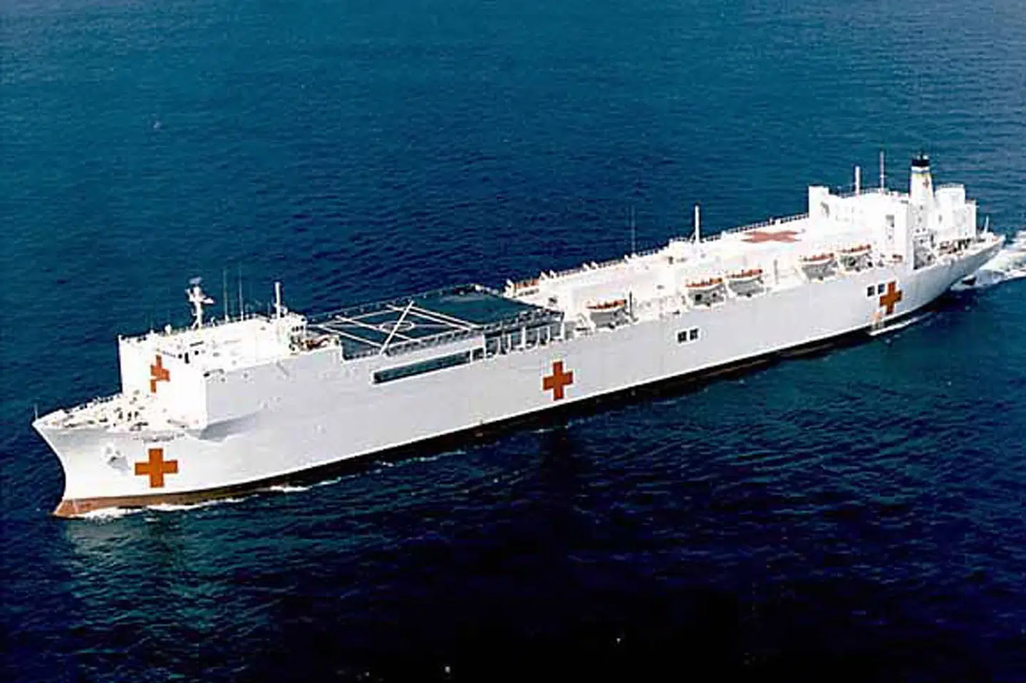 På billedet ses et hospitalsskib fra den amerikanske flåde i 2001. Der er tale om skibet USNS Comfort. USA's præsident, Donald Trump, skrev i et opslag, at et hospitalsskib fra USA er på vej til Grønland. Der var tilføjet et AI-genereret billede af et hospitalsskib med navnet USNS Mercy til opslaget. (Arkivfoto).