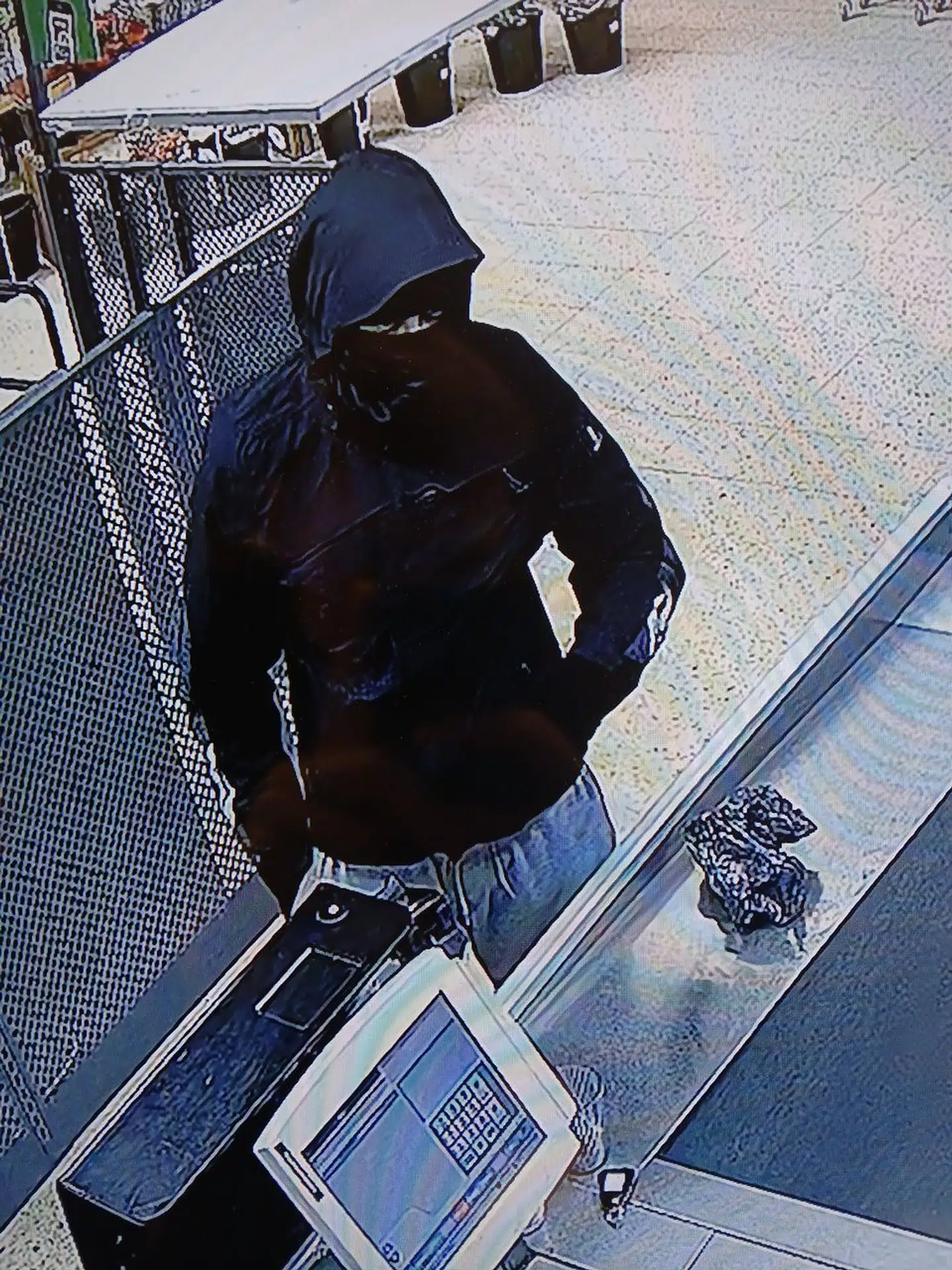 Politiet har en mistanke om, at lørdagens gerningsmand fra Them måske også slog til to andre steder fredag aften.